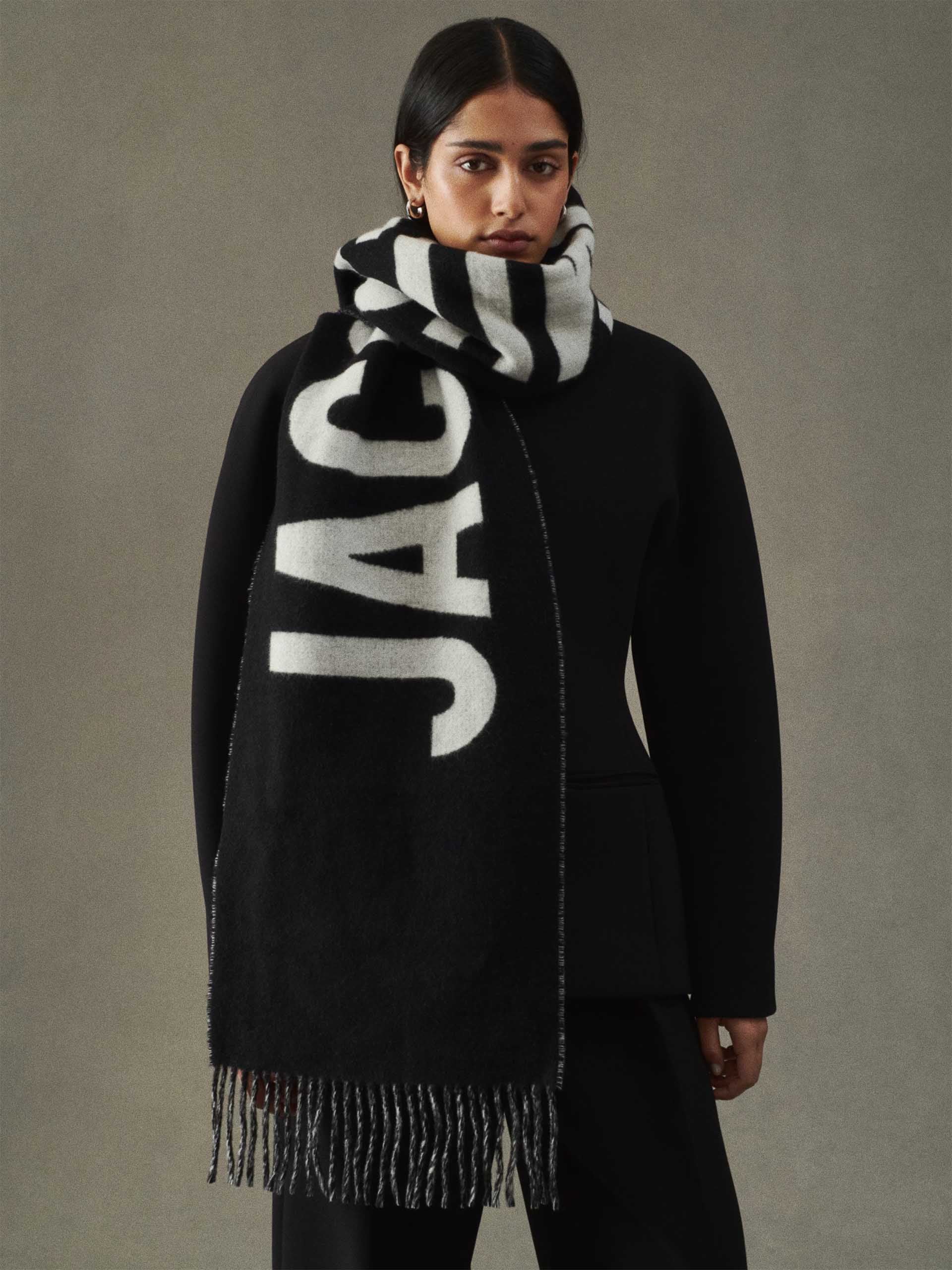 JACQUEMUS - Schal mit Logo aus Wolle in Schwarz - Black