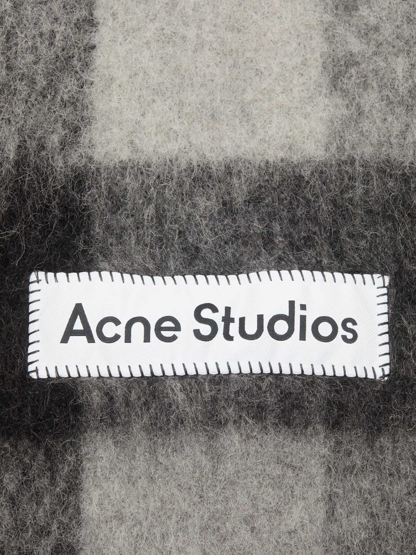 ACNE STUDIOS - Karierter Schal mit Logo-Patch in Schwarz / Grau - Black / Grey