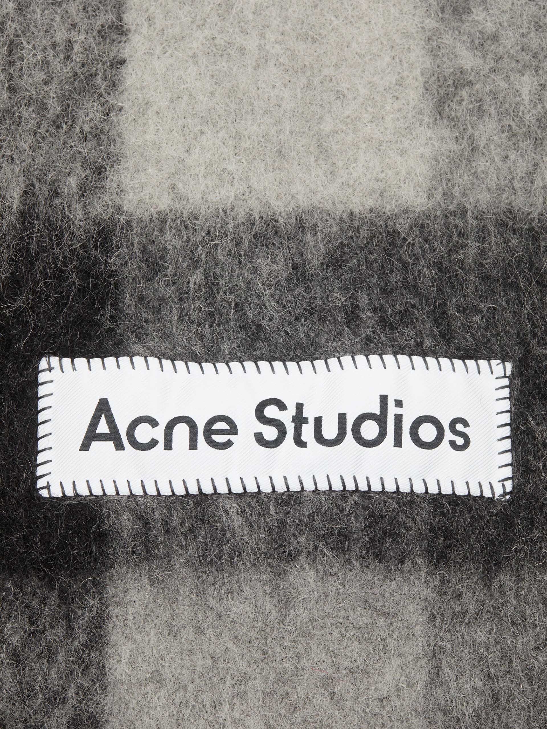 ACNE STUDIOS - Karierter Schal mit Logo-Patch in Schwarz / Grau - Black / Grey
