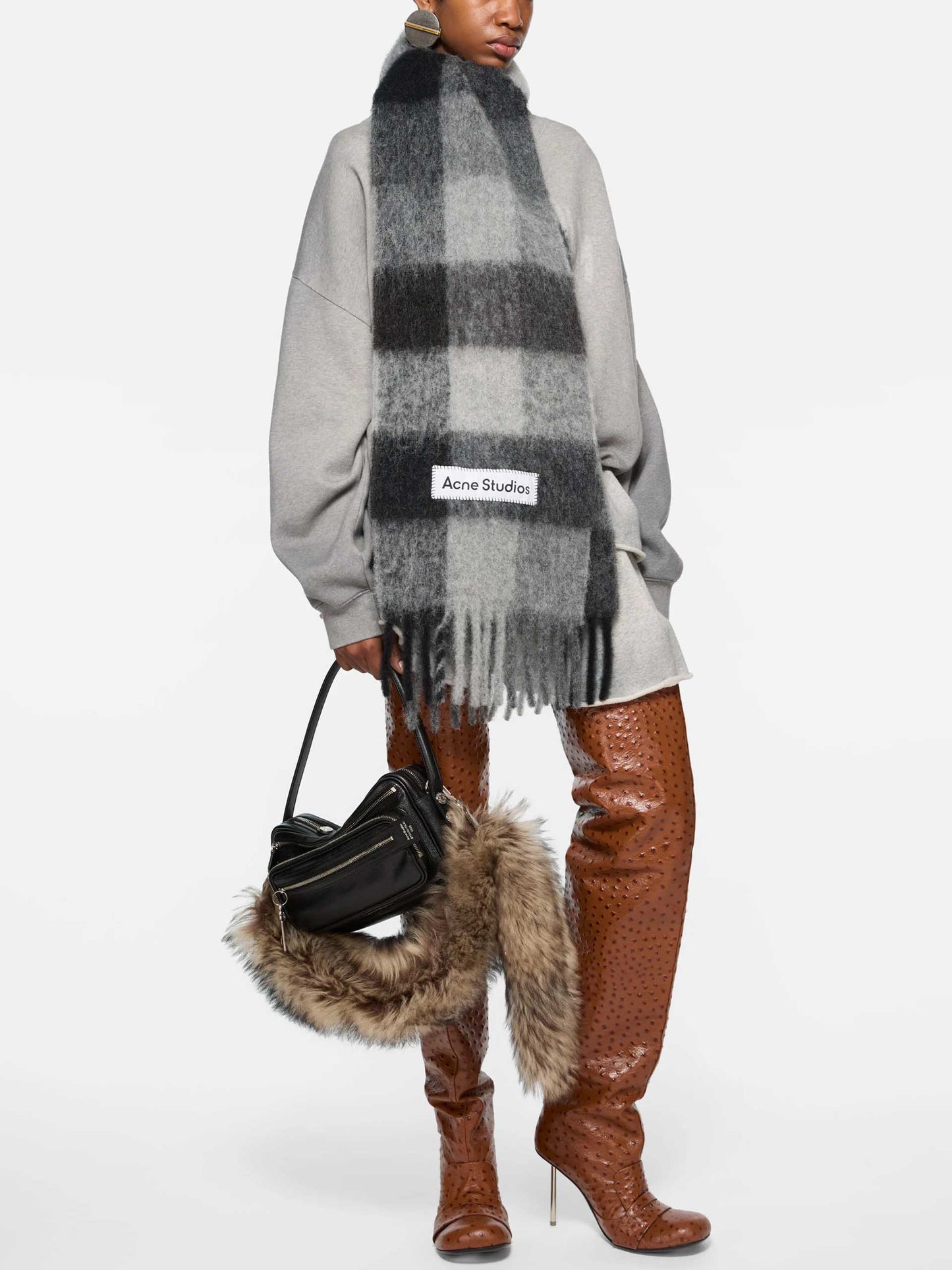 ACNE STUDIOS - Karierter Schal mit Logo-Patch in Schwarz / Grau - Black / Grey