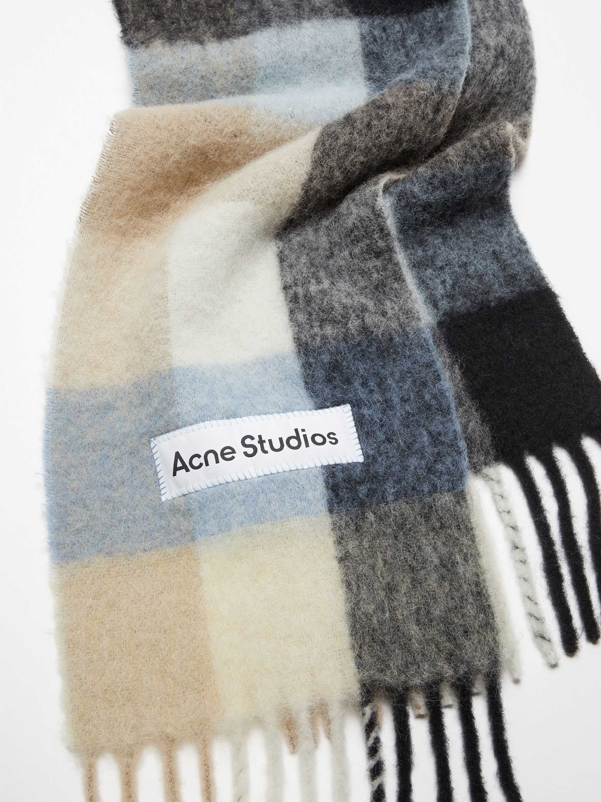 ACNE STUDIOS - Karierter Schal mit Logo-Patch in Blau / Beige / Schwarz - Blue / Beige / Black