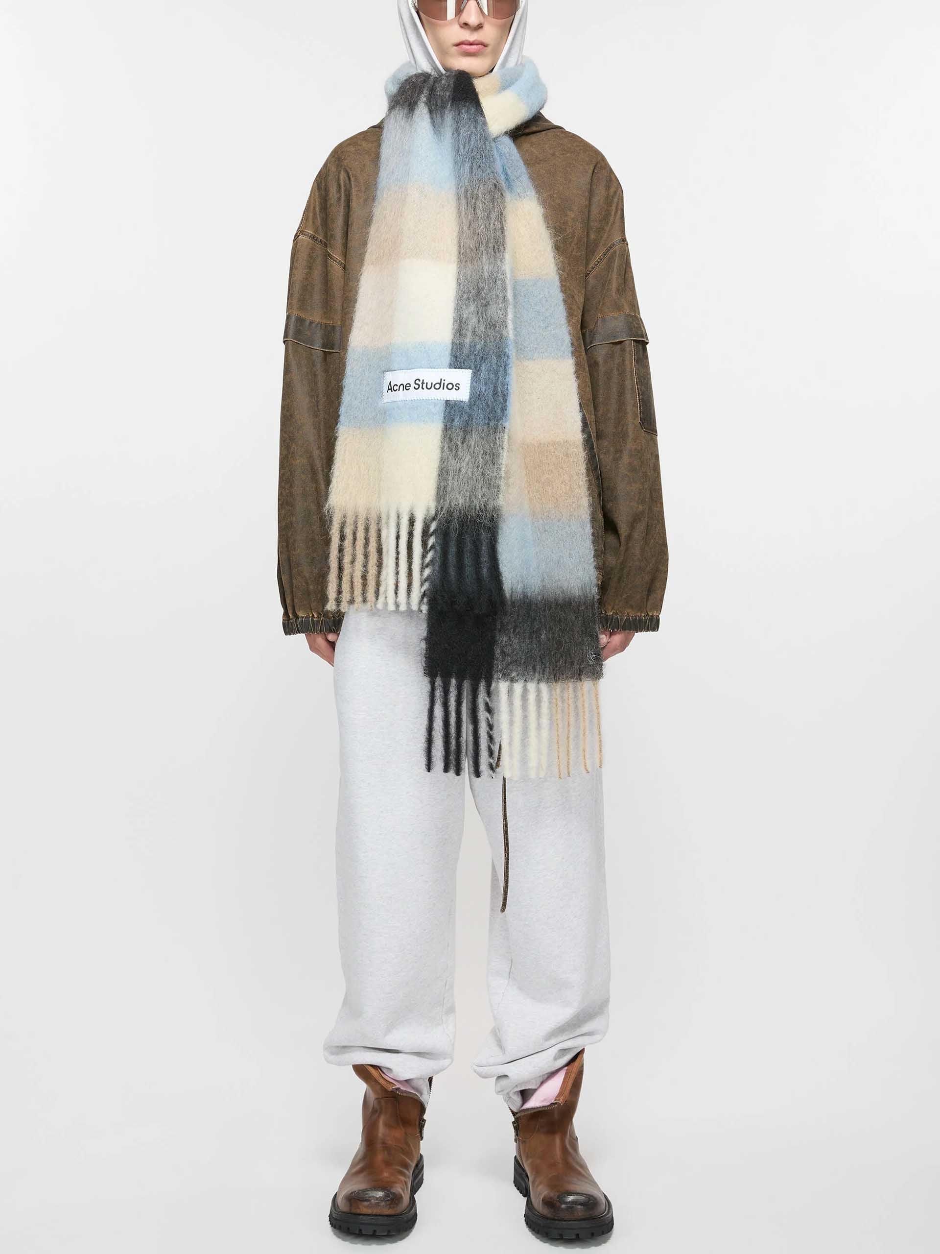 ACNE STUDIOS - Karierter Schal mit Logo-Patch in Blau / Beige / Schwarz - Blue / Beige / Black