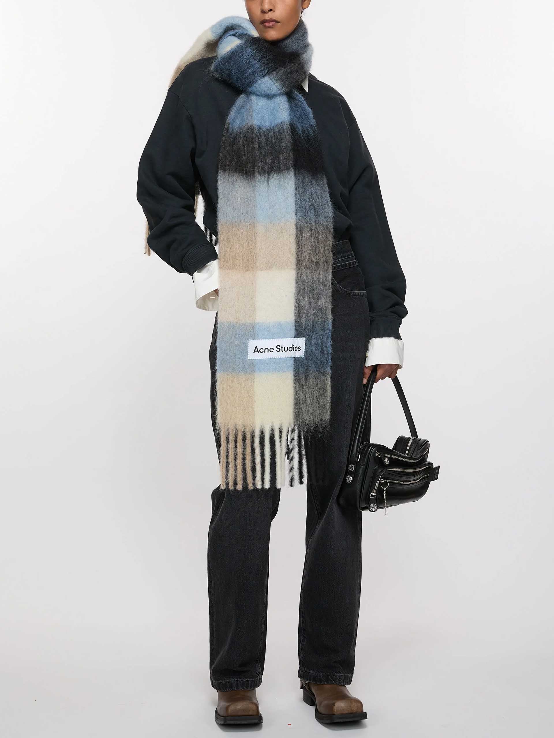 ACNE STUDIOS - Karierter Schal mit Logo-Patch in Blau / Beige / Schwarz - Blue / Beige / Black