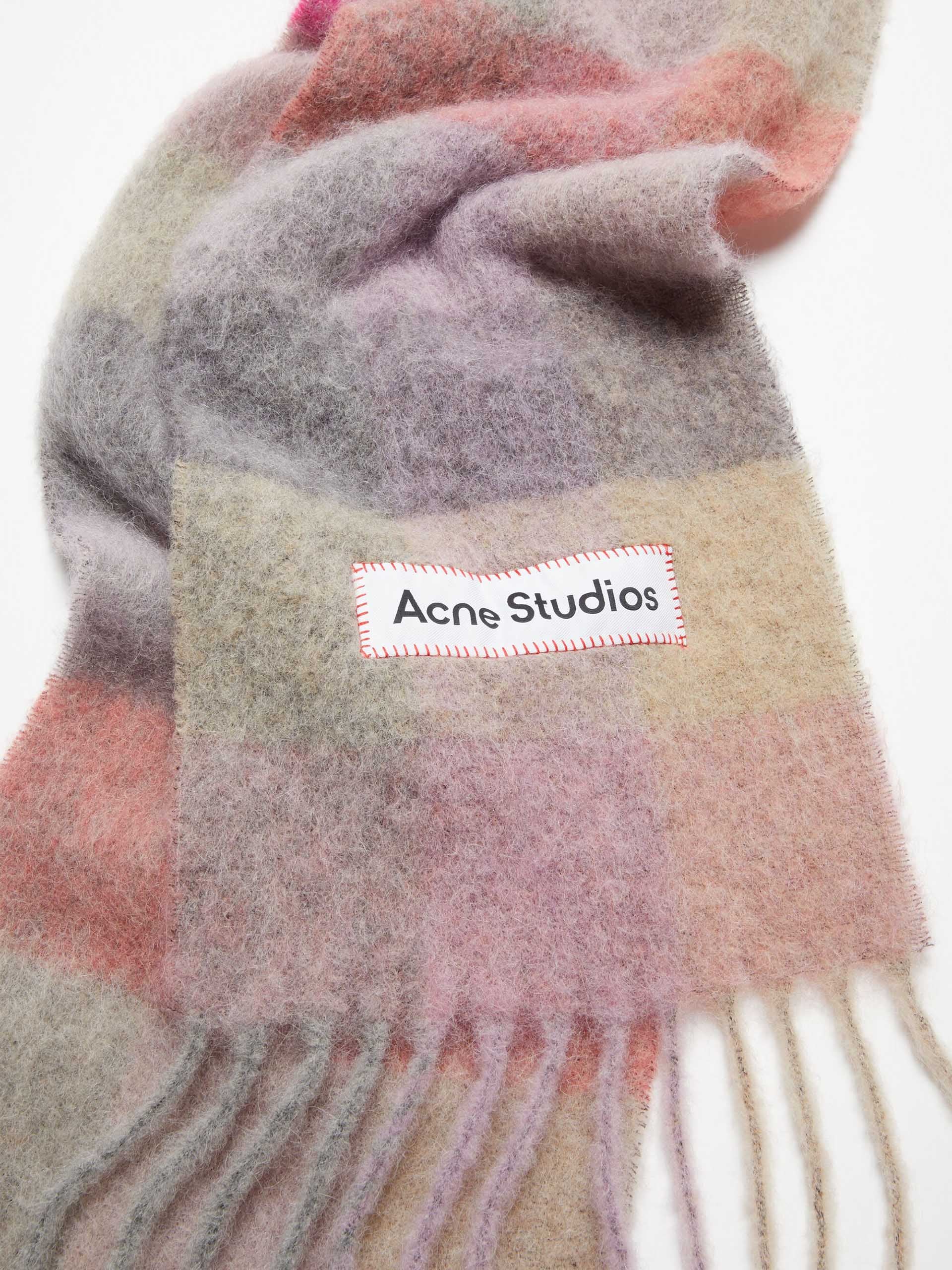 ACNE STUDIOS - Karierter Schal mit Logo-Patch in Rosa / Fuchsia - Pink / Fuchsia