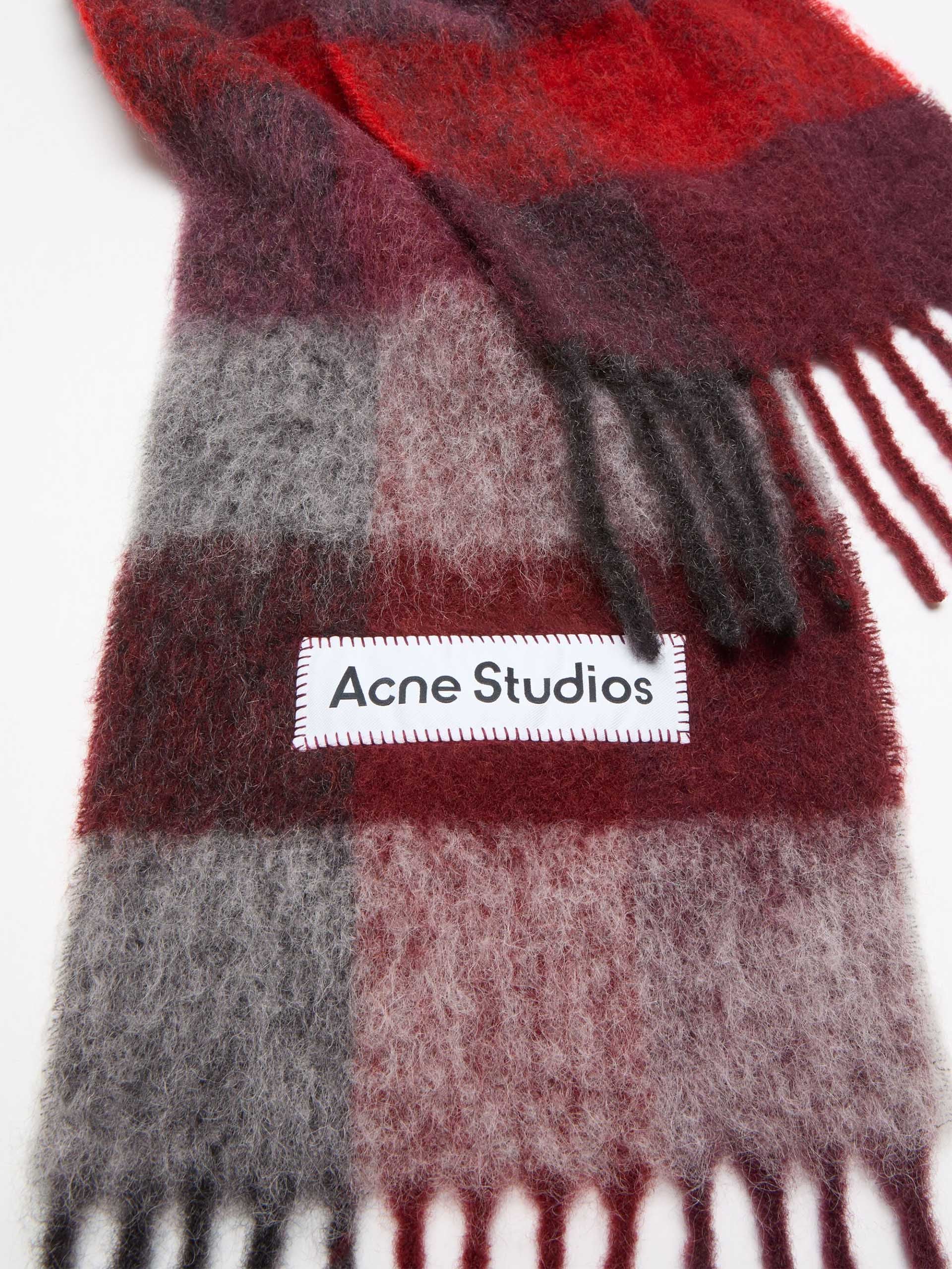 ACNE STUDIOS - Karierter Schal mit Logo-Patch in Rot / Schwarz - Red / Black