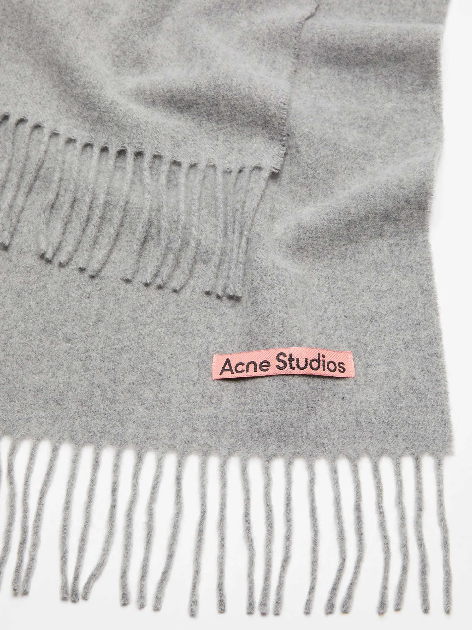 ACNE STUDIOS - Schal aus Wolle mit Logo-Detail in Hellgrau - Light grey