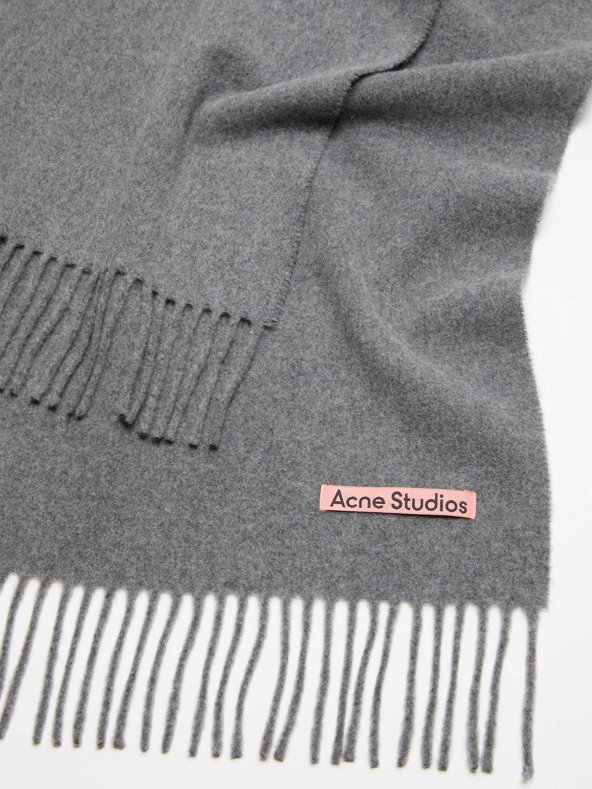 ACNE STUDIOS - Schal aus Wolle mit Logo-Detail in Grau Melange - Grey Melange