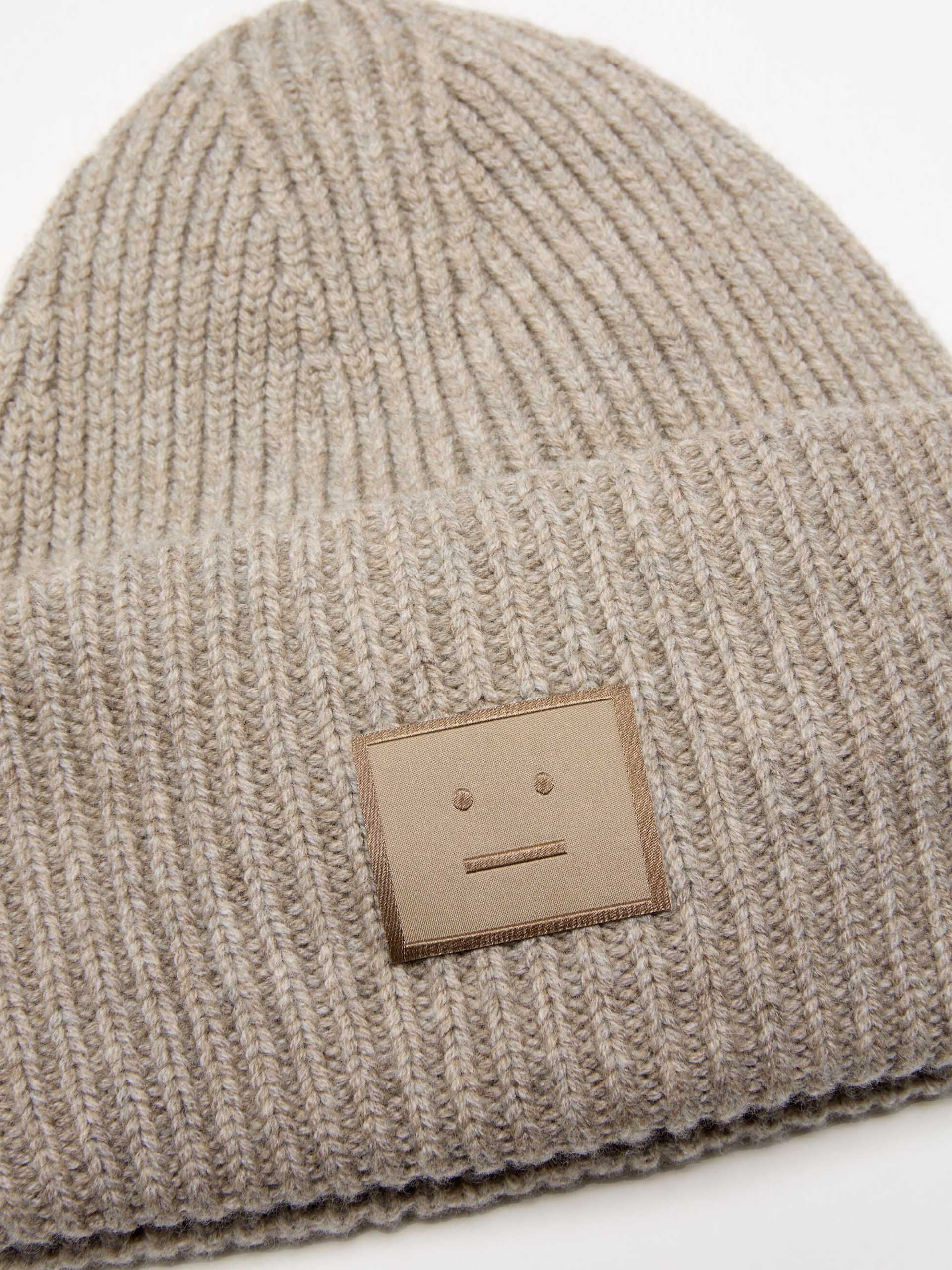 ACNE STUDIOS - Beanie mit Face Logo aus Wollgemisch in Taupe Melange
