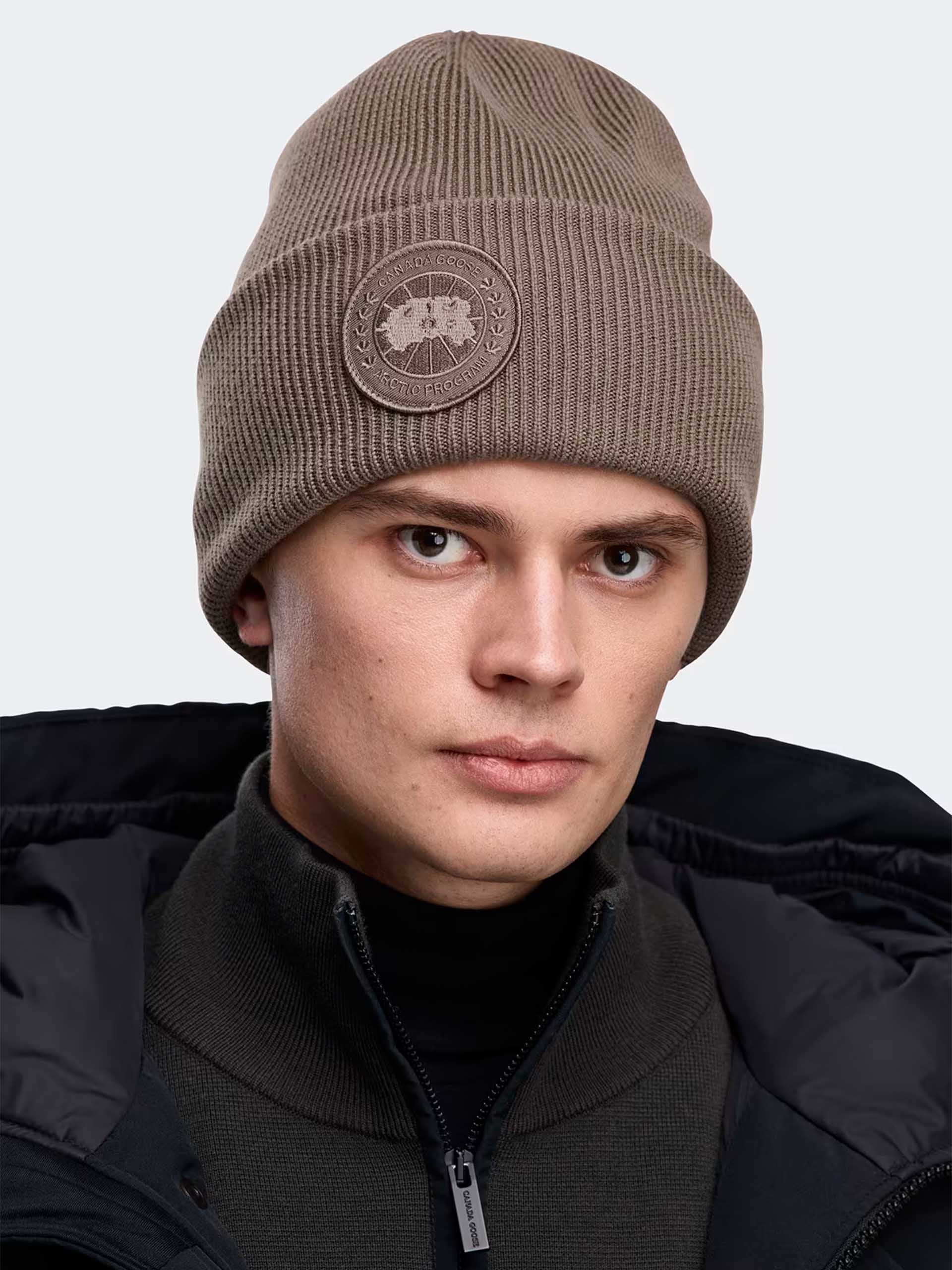 CANADA GOOSE - Arctic Mütze mit Logo-Patch in Taupe-Braun - Taupe-Brown