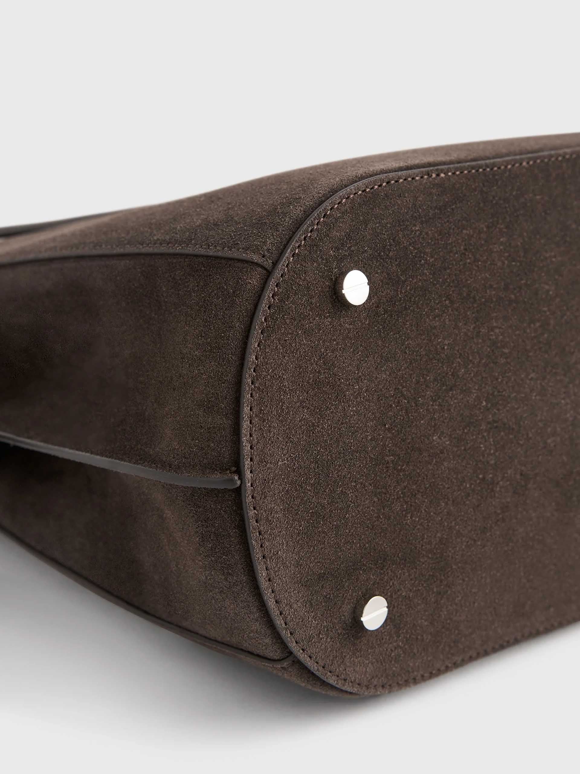 TOTEME - Bucket Bag aus Veloursleder