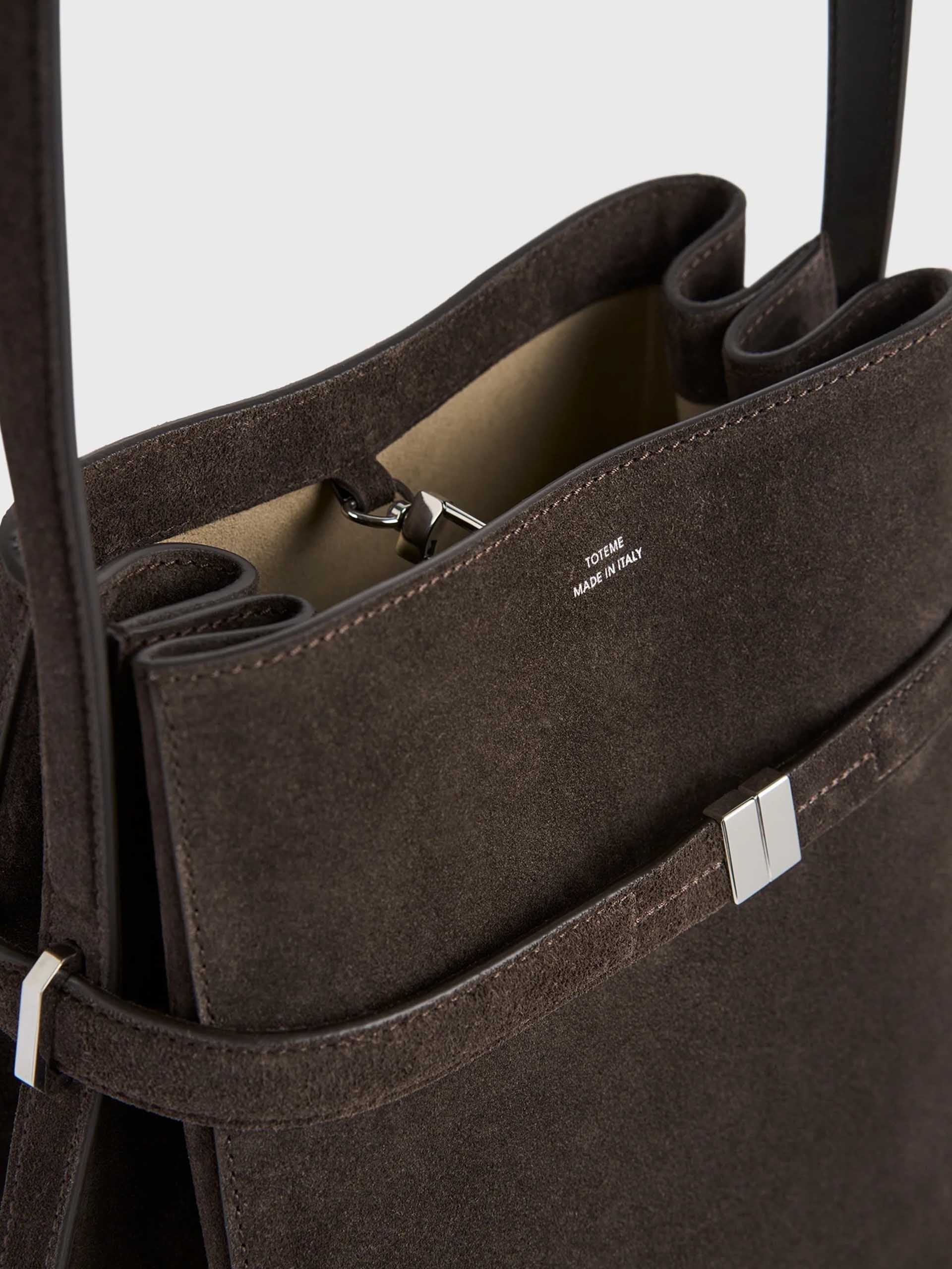 TOTEME - Bucket Bag aus Veloursleder