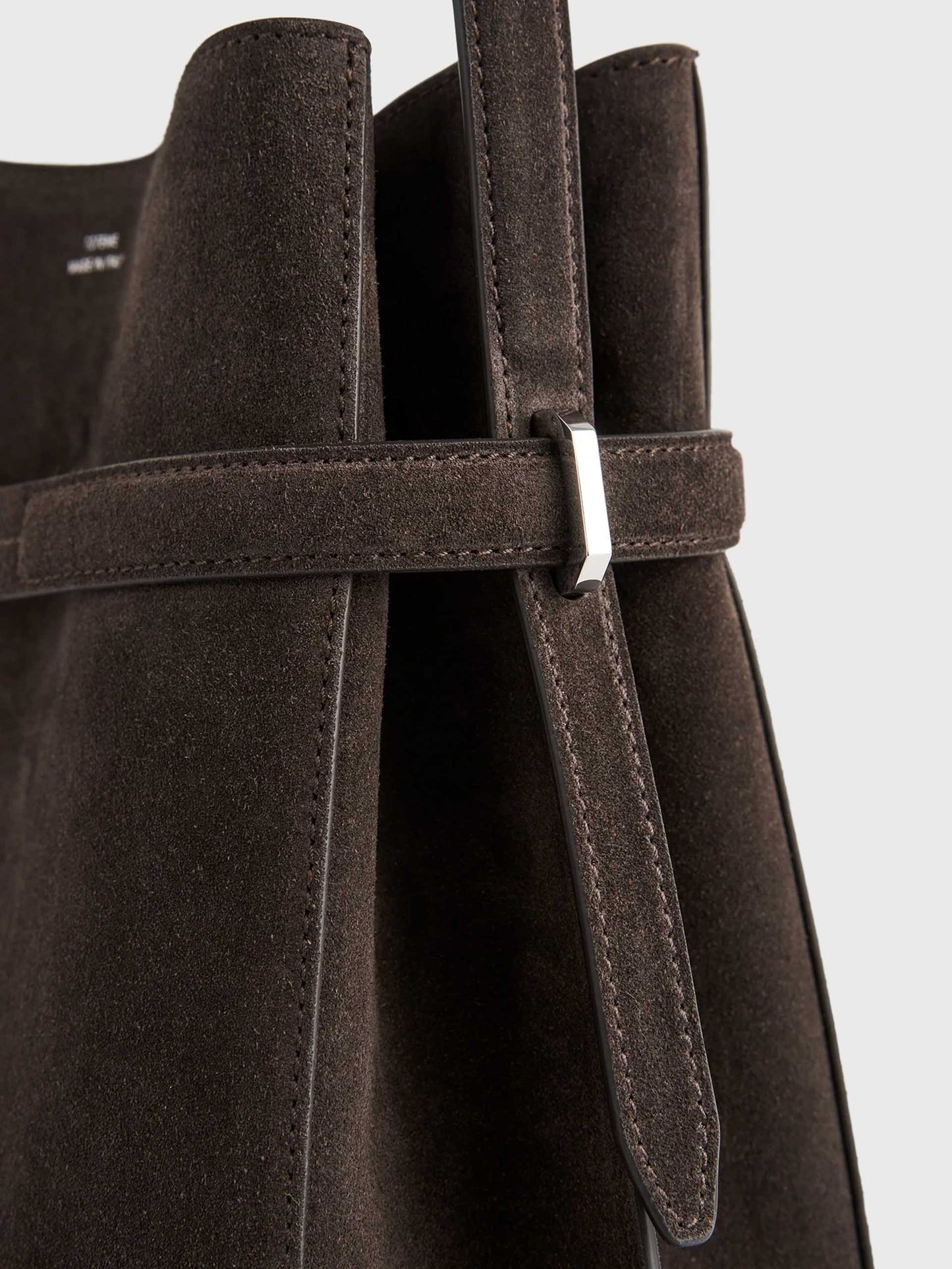 TOTEME - Bucket Bag aus Veloursleder