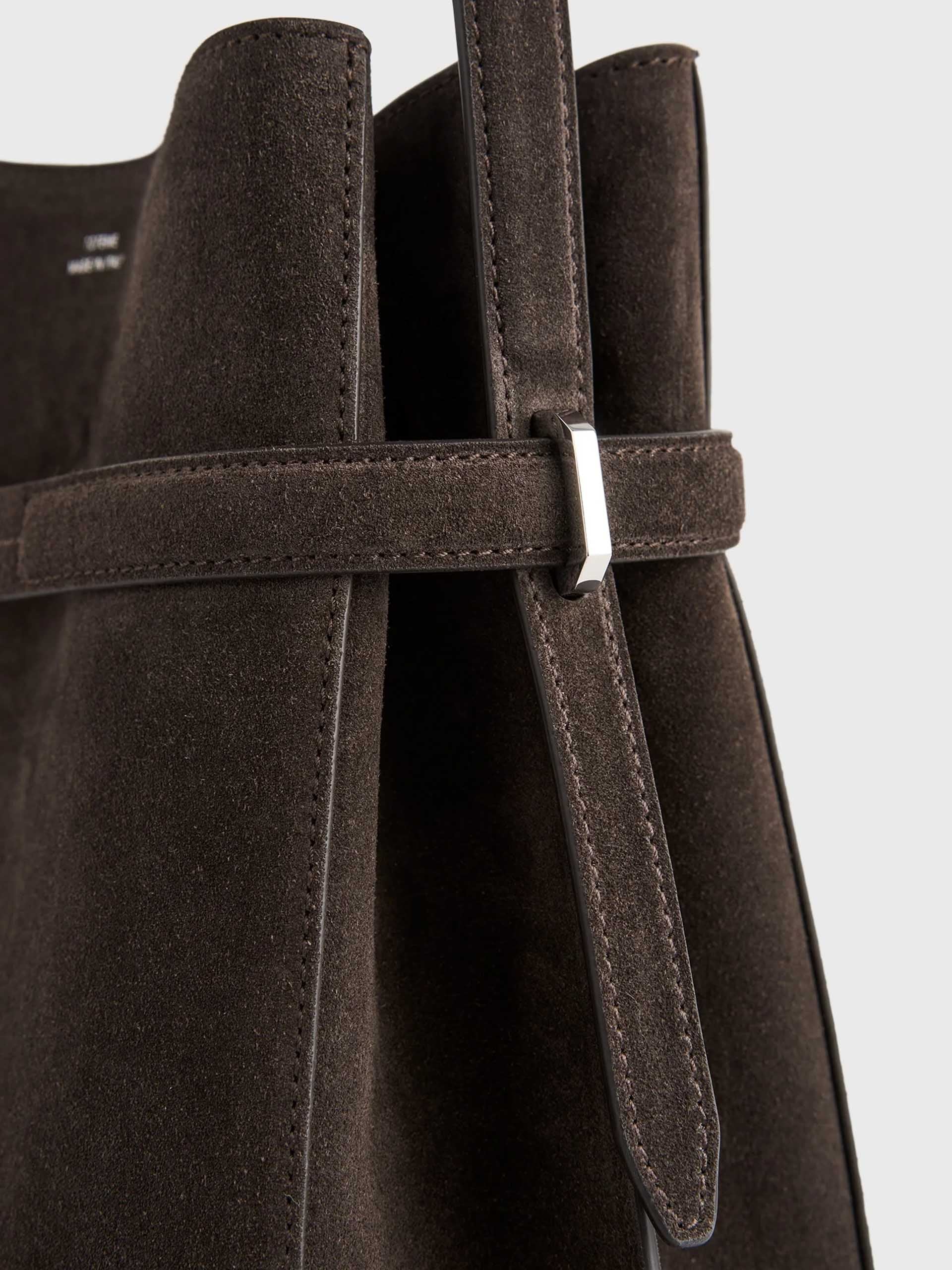 TOTEME - Bucket Bag aus Veloursleder