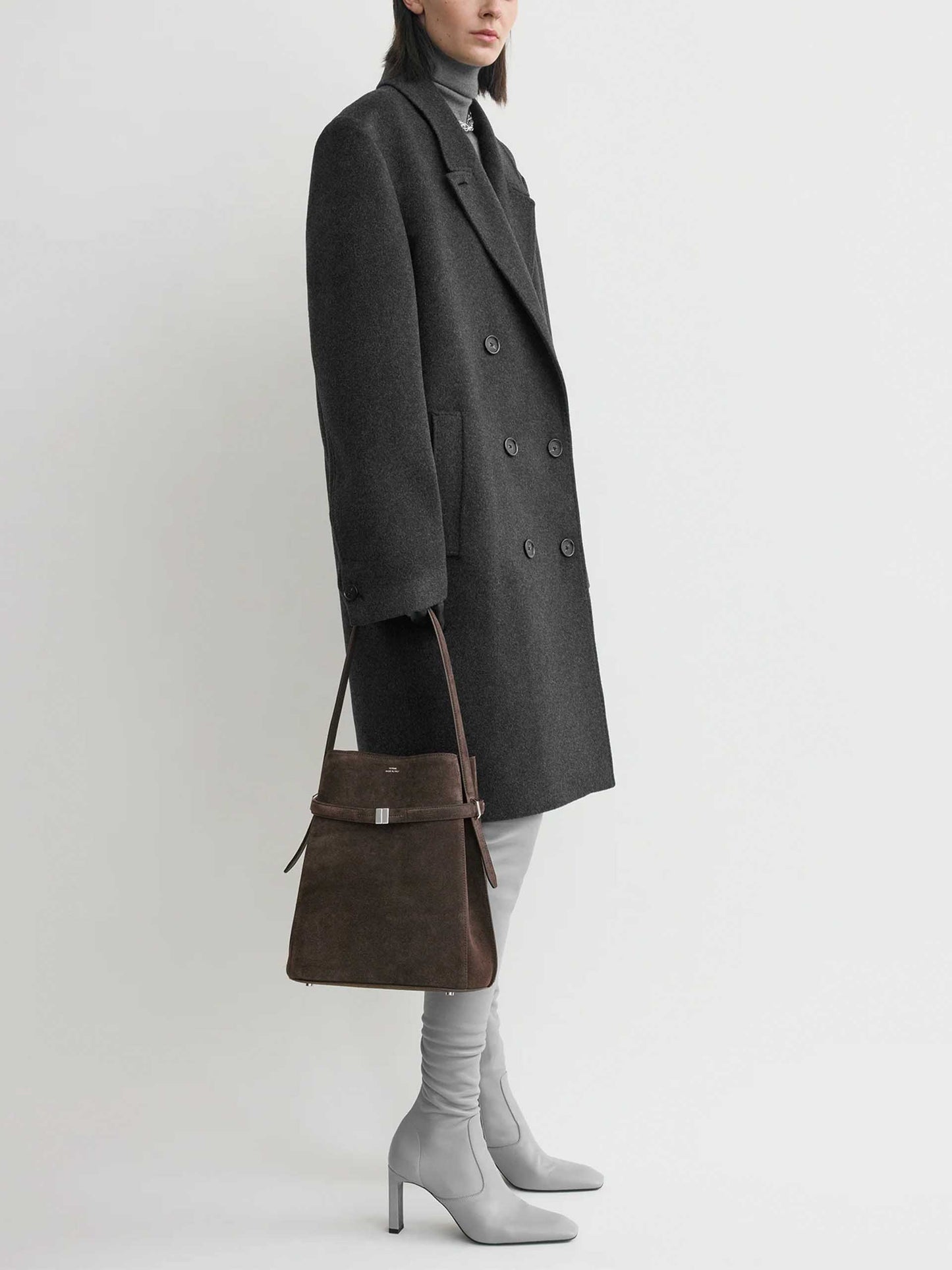 TOTEME - Bucket Bag aus Veloursleder