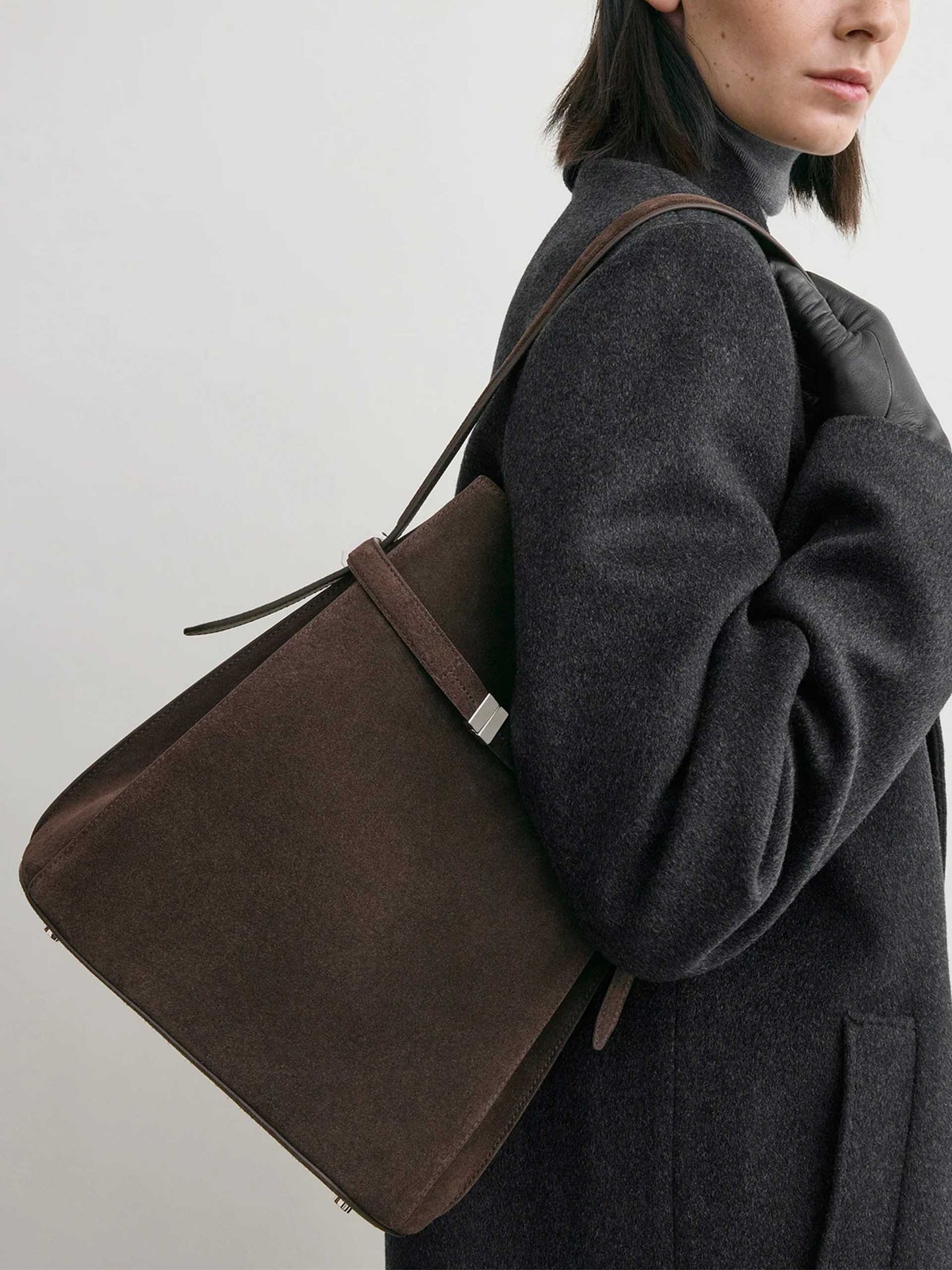 TOTEME - Bucket Bag aus Veloursleder