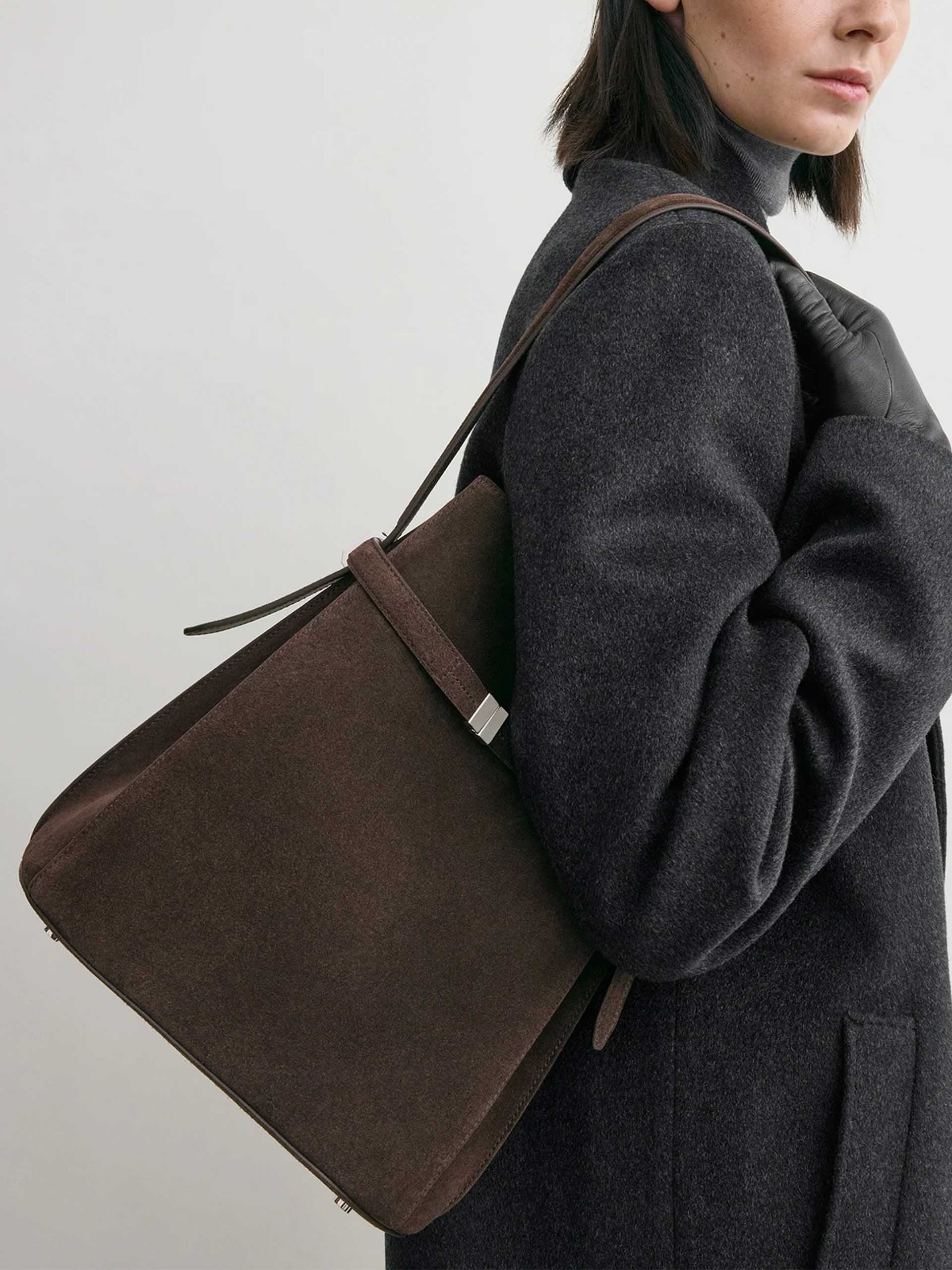 TOTEME - Bucket Bag aus Veloursleder