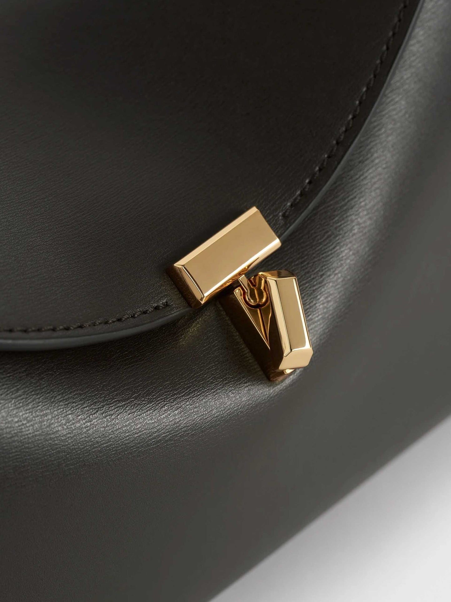 TOTEME - Clutch T-Lock aus Leder