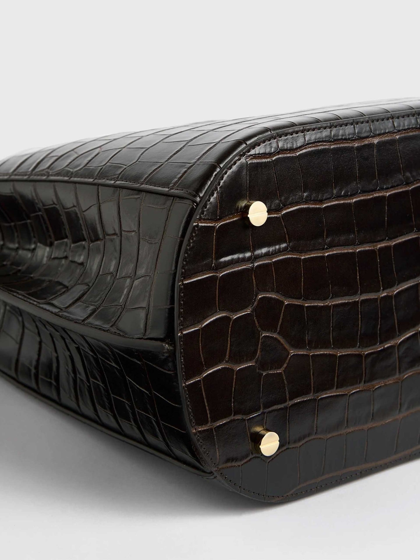 TOTEME - Bucket Bag aus Leder mit Kroko-Prägung