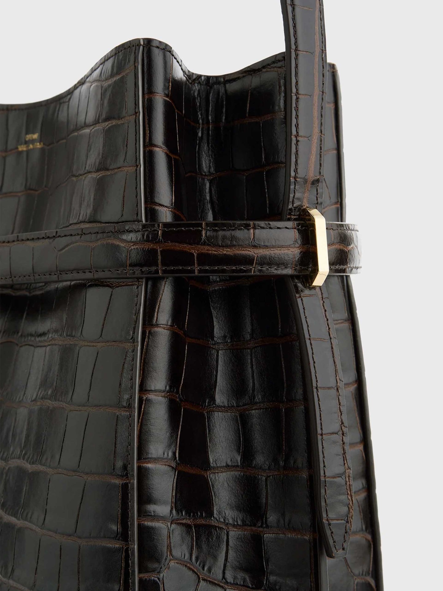 TOTEME - Bucket Bag aus Leder mit Kroko-Prägung