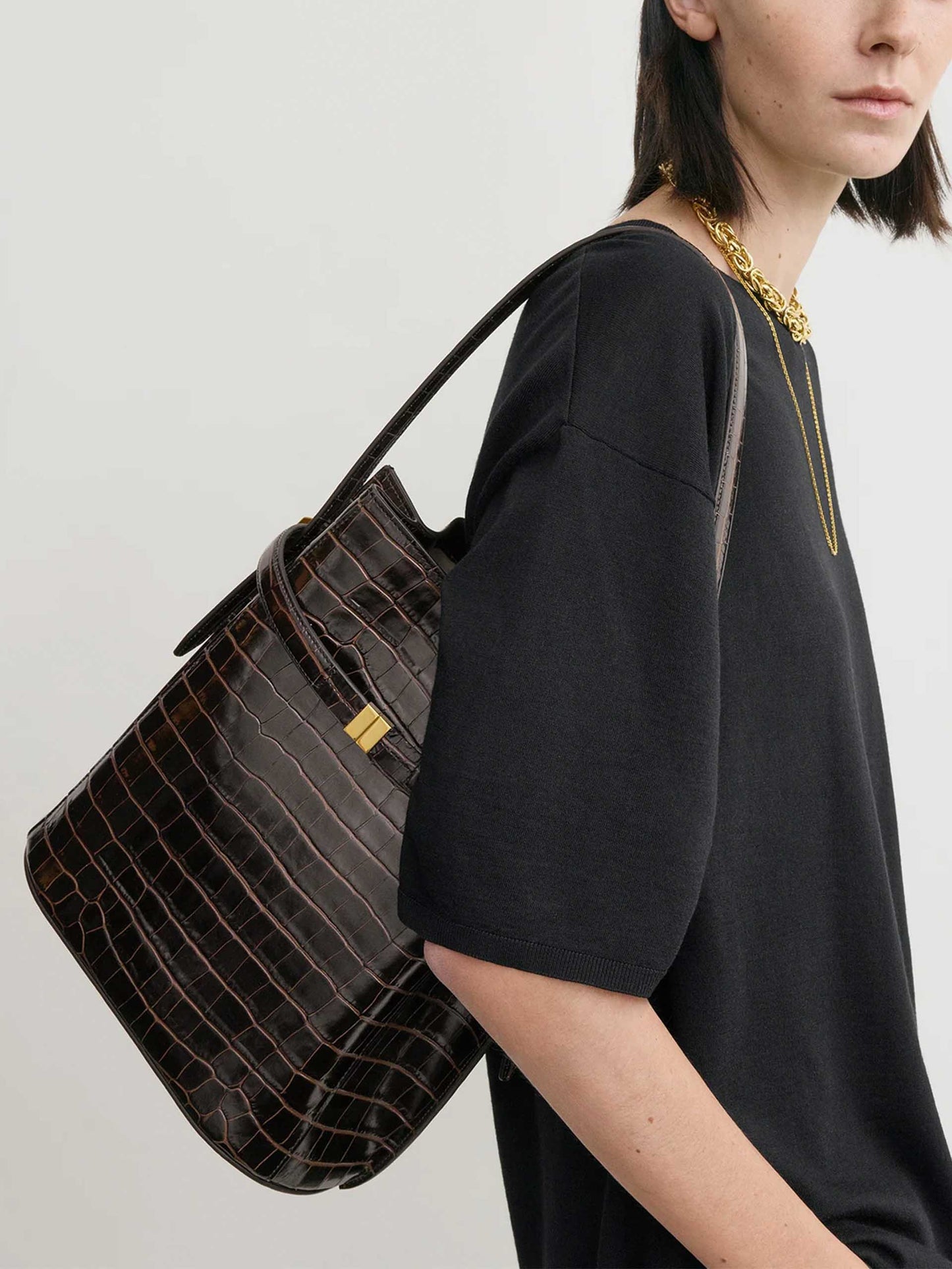 TOTEME - Bucket Bag aus Leder mit Kroko-Prägung