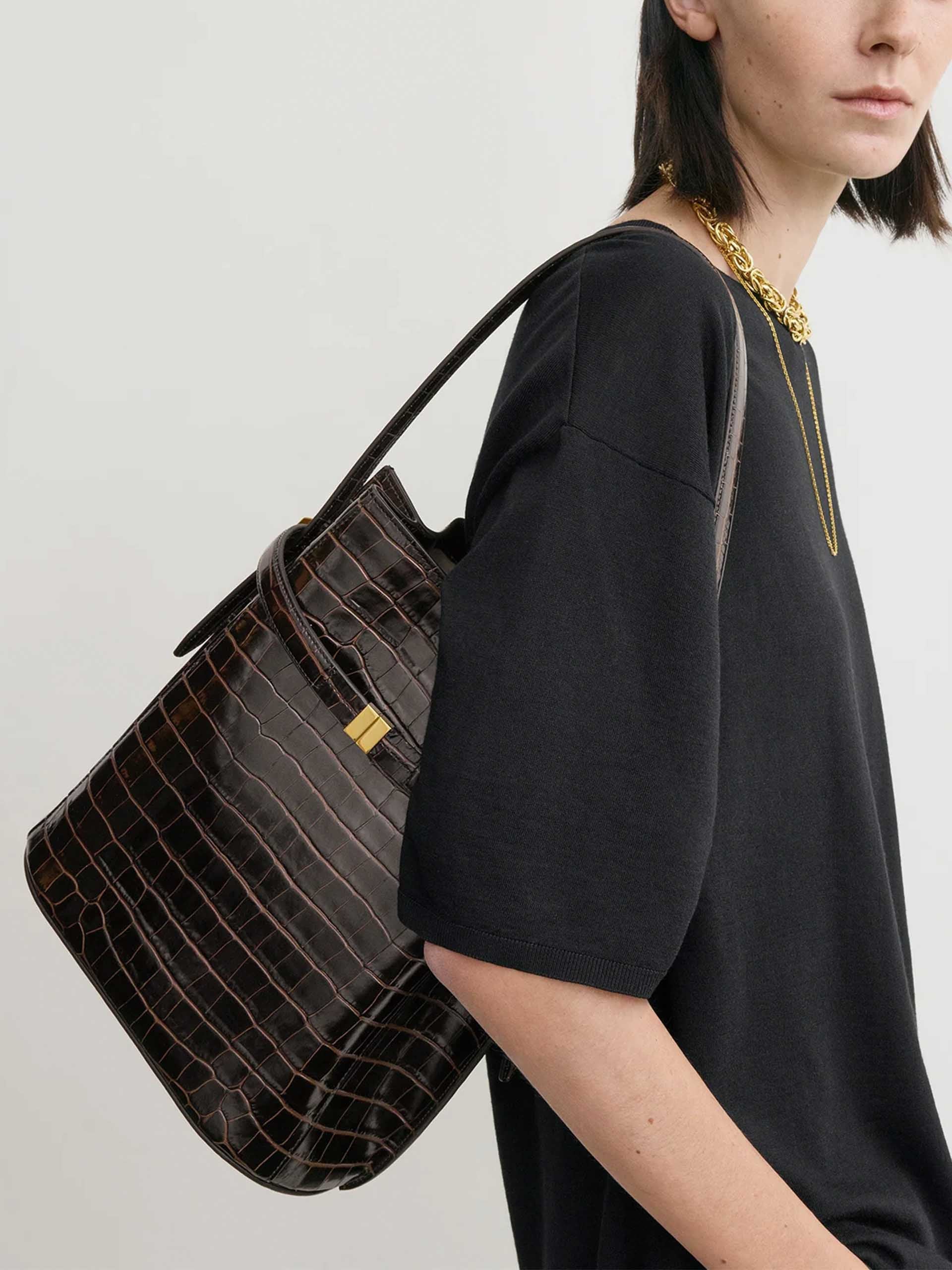 TOTEME - Bucket Bag aus Leder mit Kroko-Prägung