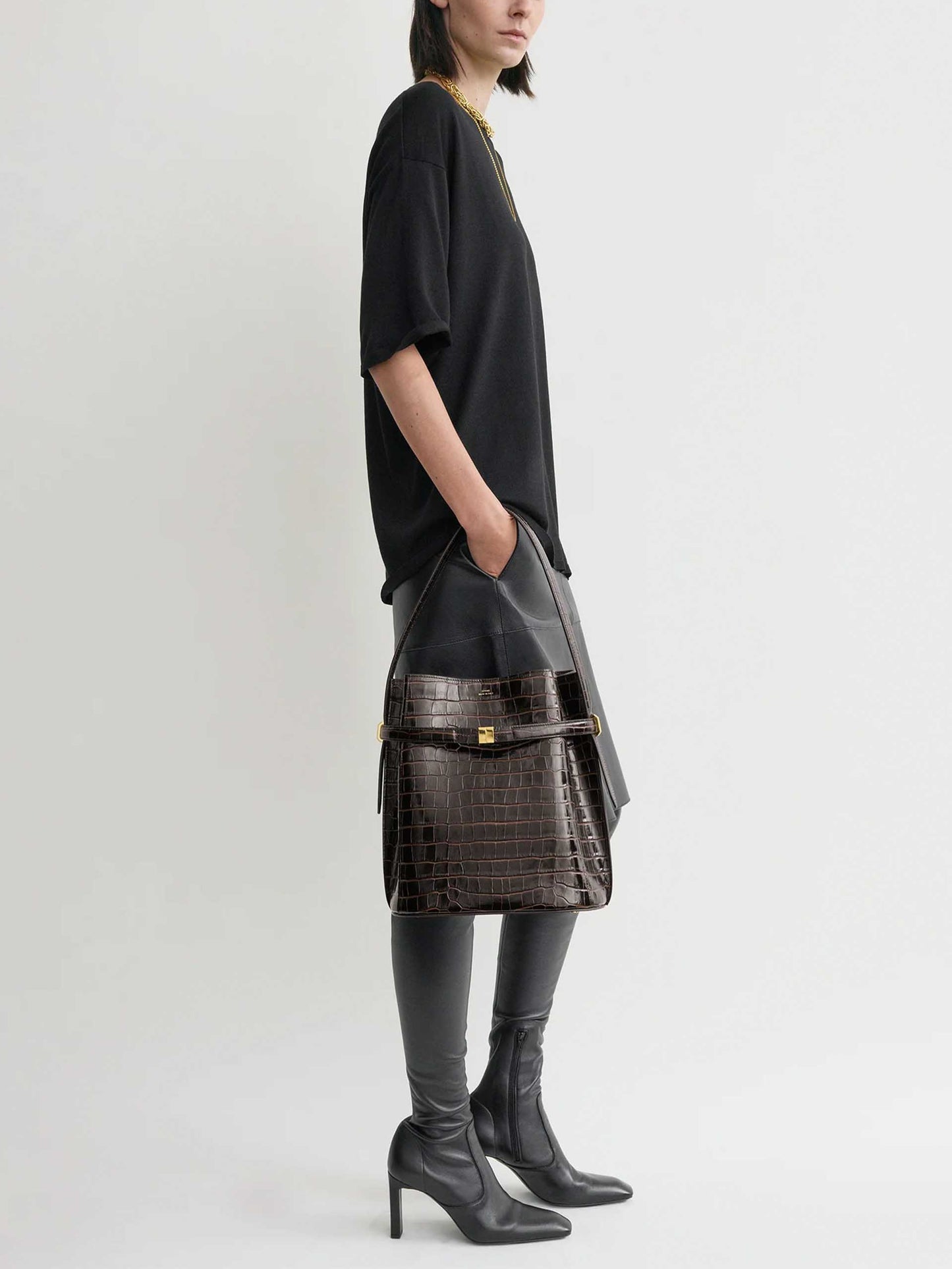 TOTEME - Bucket Bag aus Leder mit Kroko-Prägung