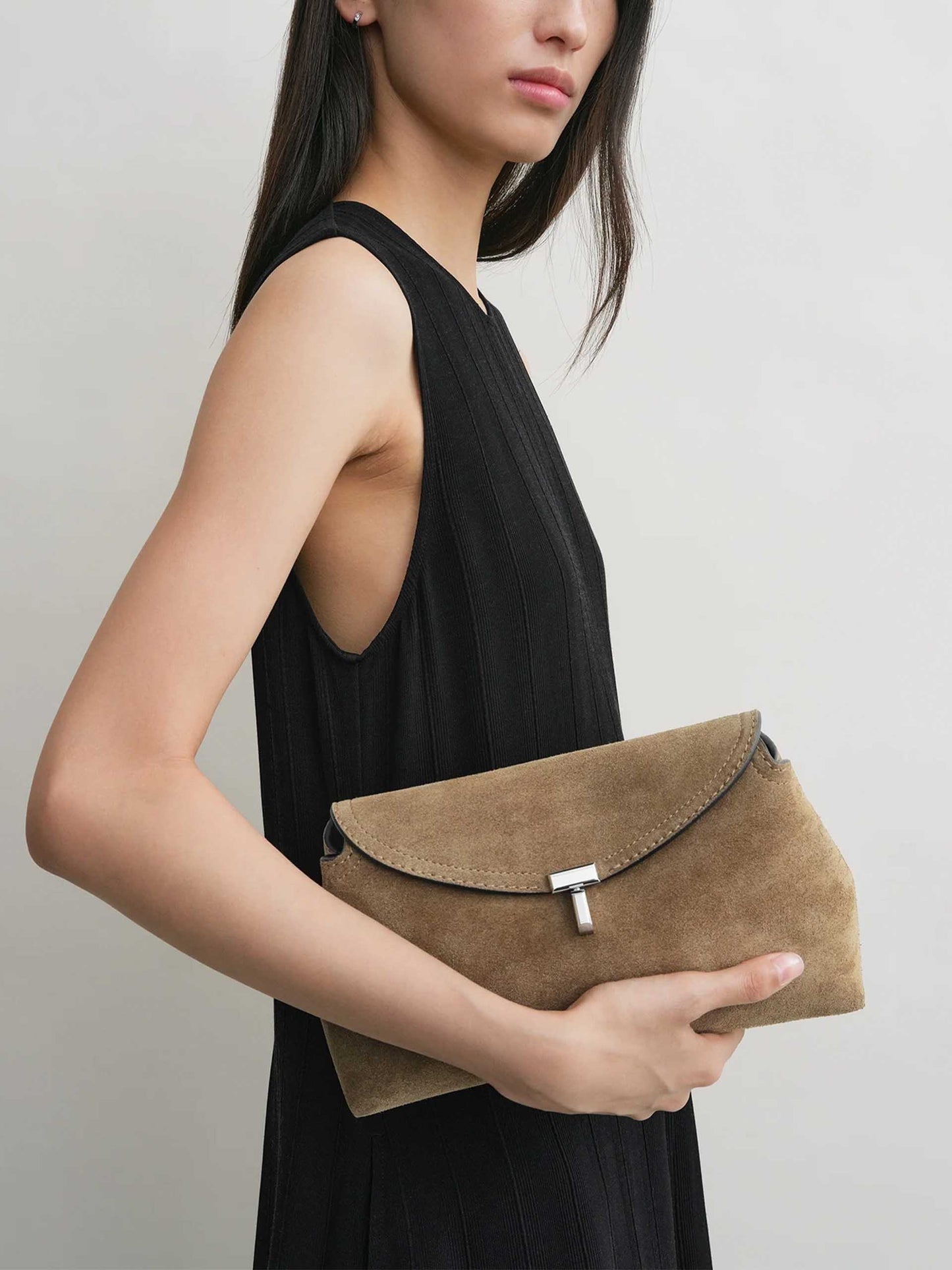 TOTEME - T-Lock Clutch aus Veloursleder