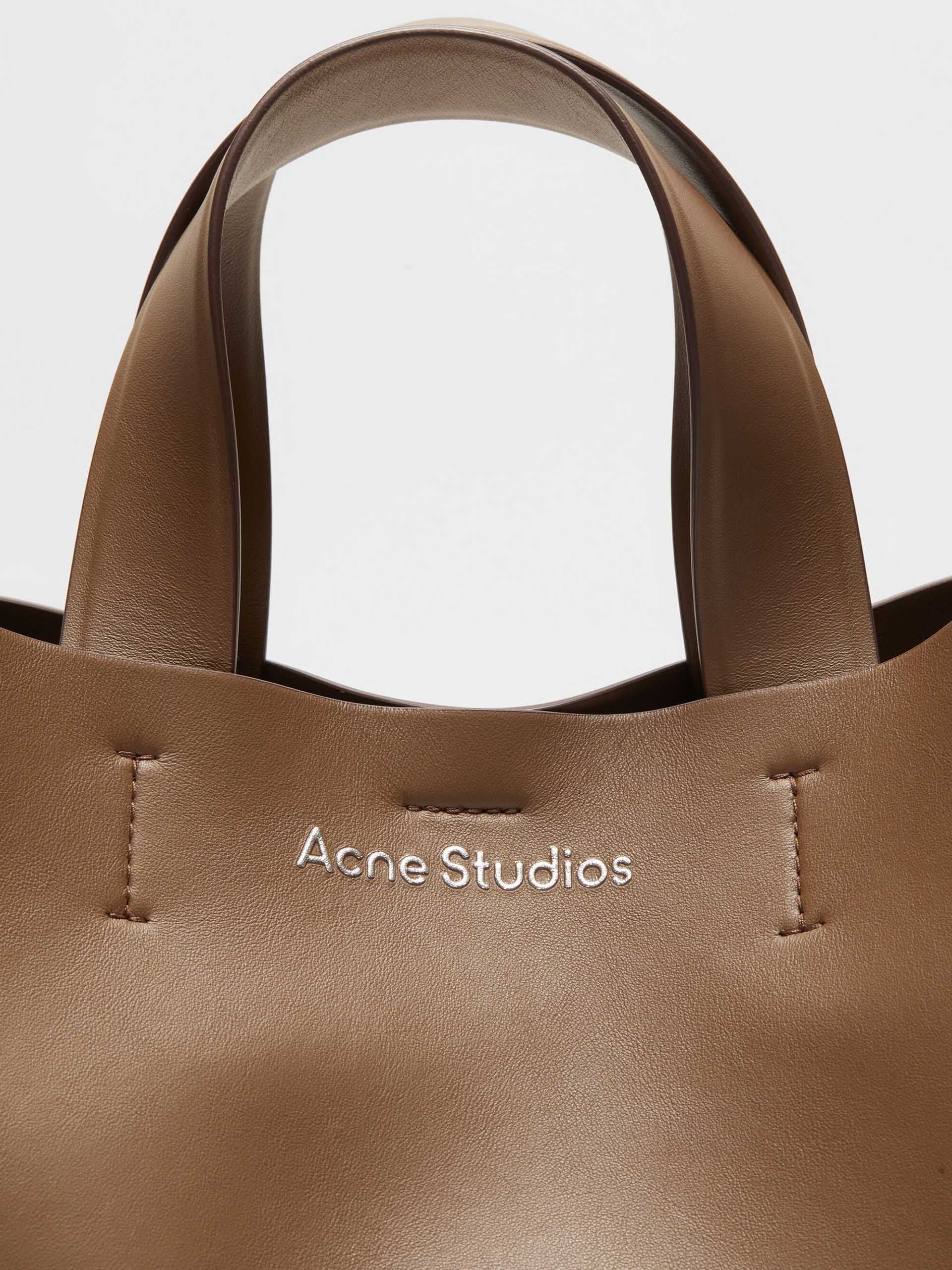 ACNE STUDIOS - Musubi Tote Bag aus Leder in Camel Braun - Camel brown