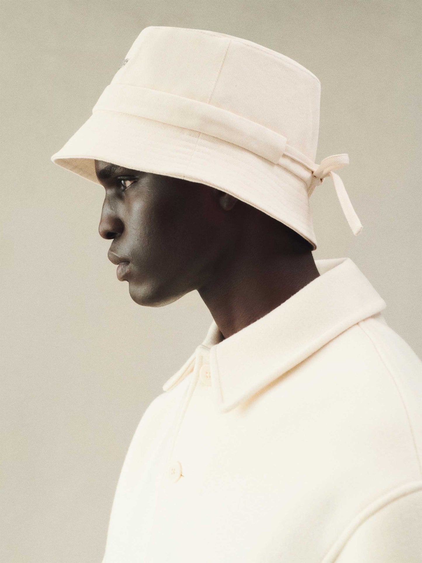 JACQUEMUS - Bucket Hat Gadjo mit Logo in Off-White