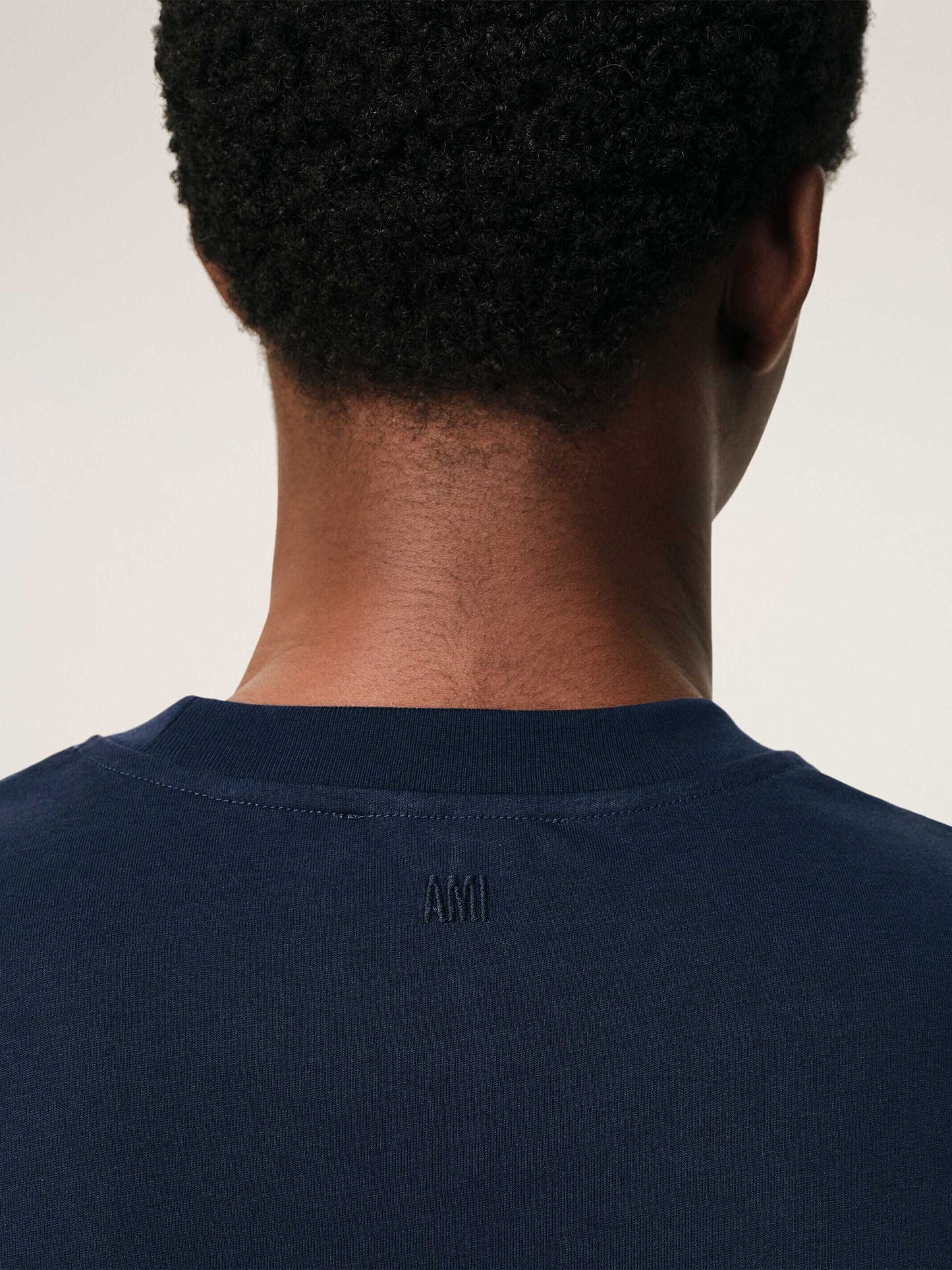 AMI PARIS - Basic T-Shirt mit rotem Ami De Coeur Logo Dunkelblau - Dark blue