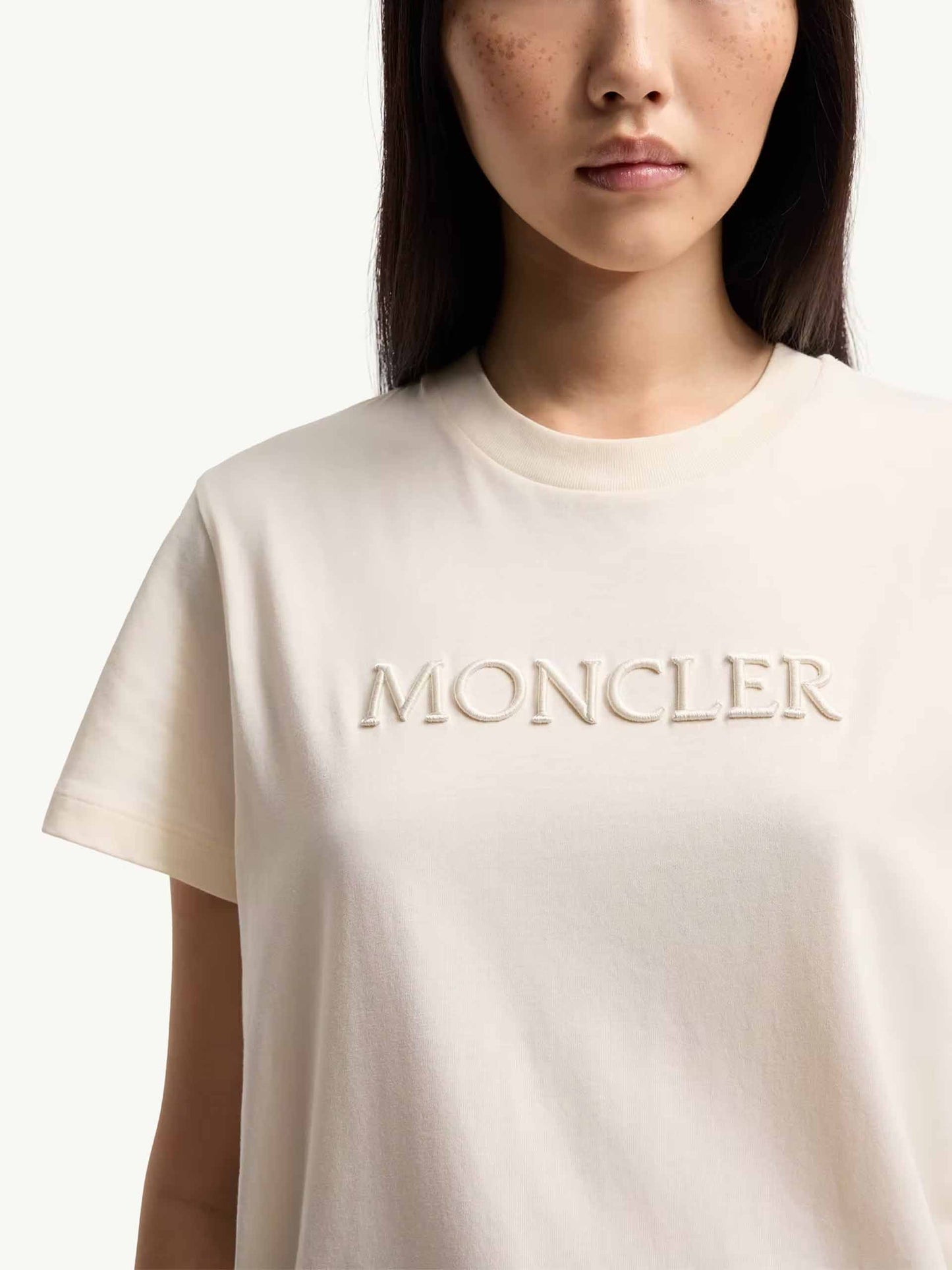MONCLER - T-Shirt mit Logo-Stickerei für Damen in Off-White