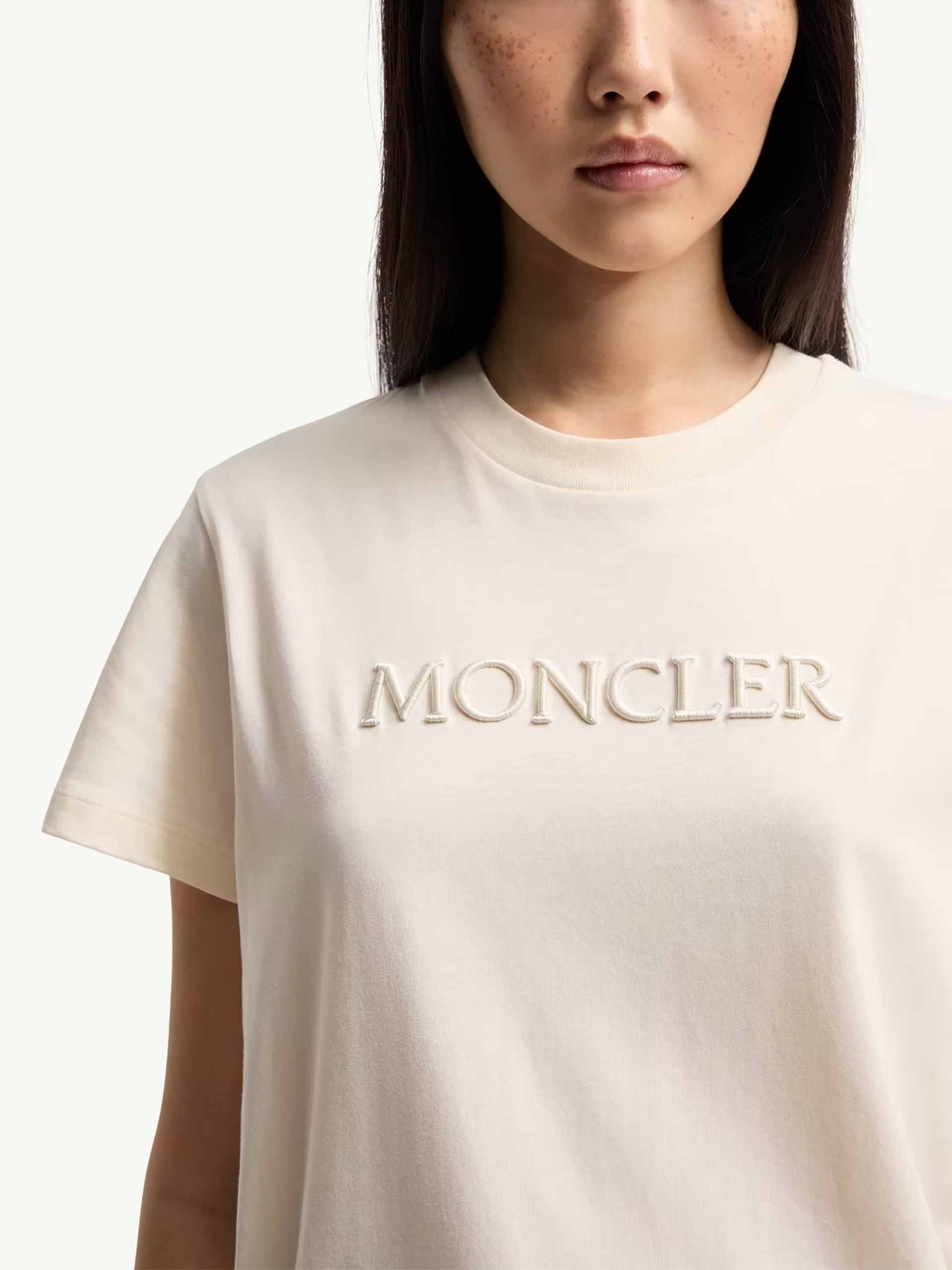 MONCLER - T-Shirt mit Logo-Stickerei für Damen in Off-White