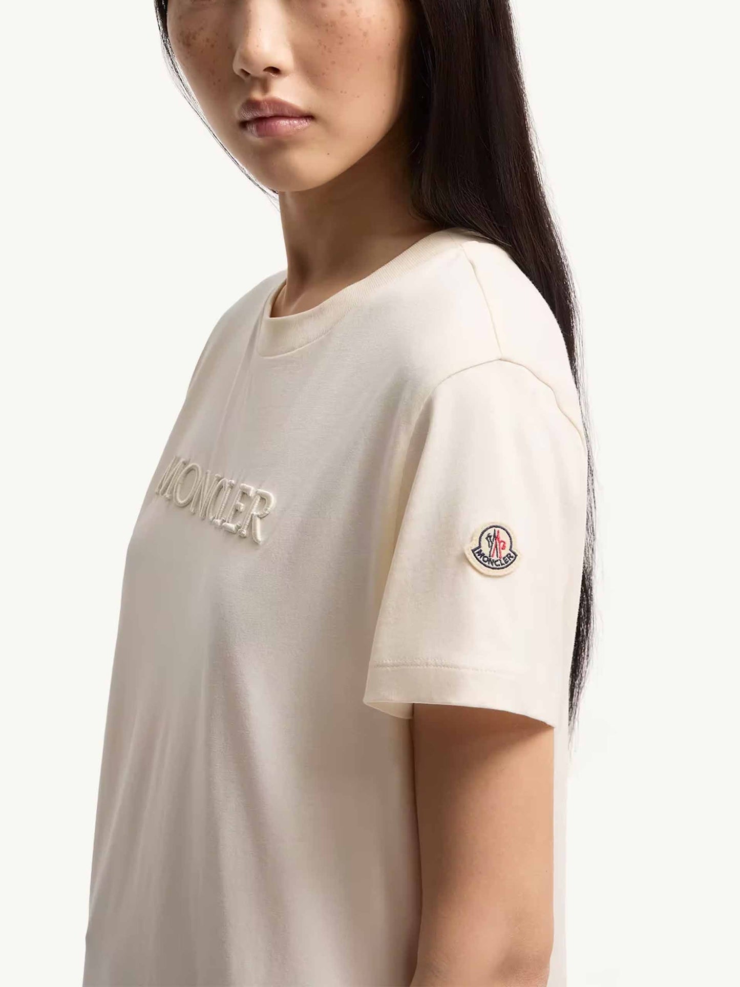 MONCLER - T-Shirt mit Logo-Stickerei für Damen in Off-White