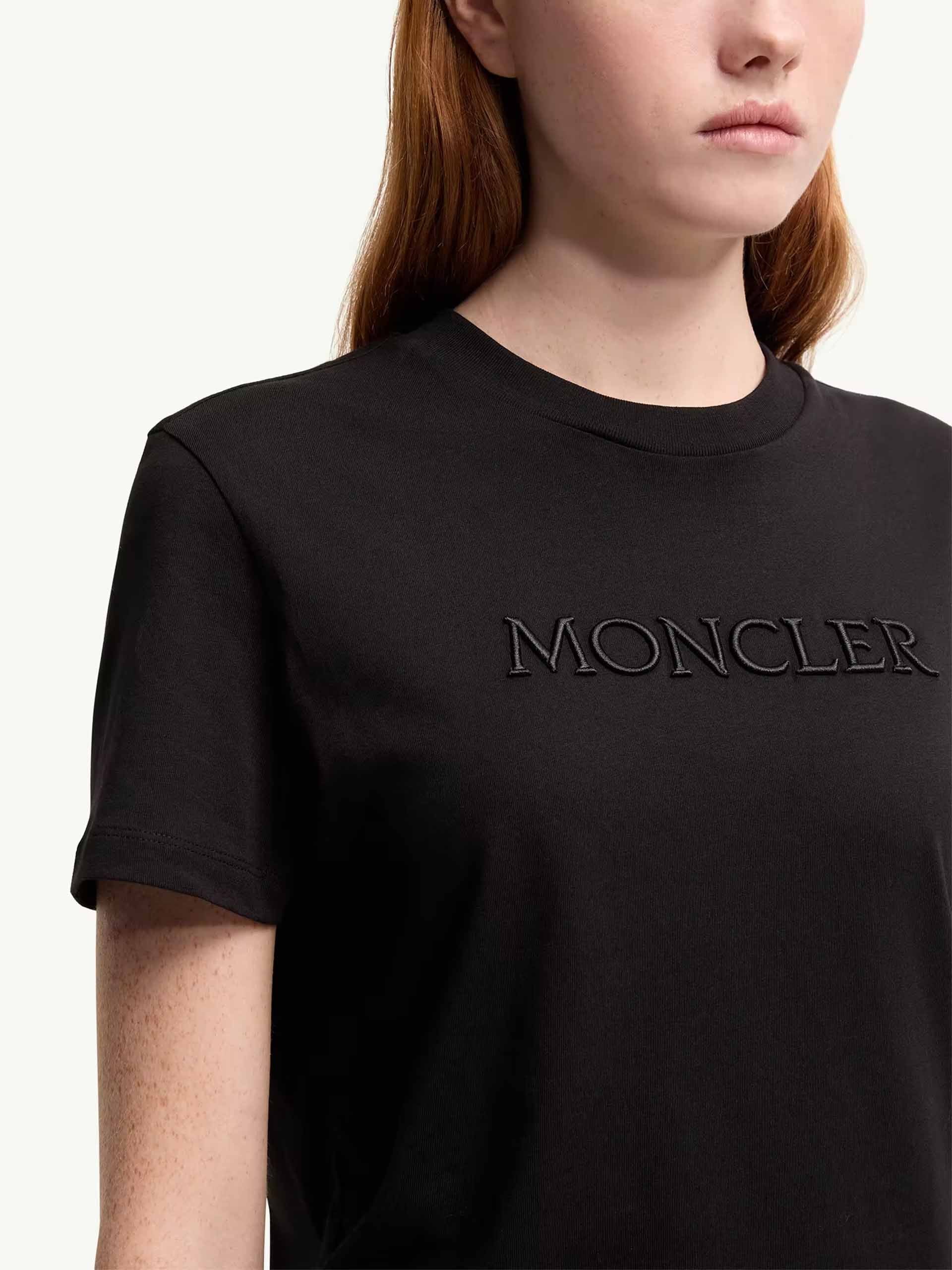MONCLER - T-Shirt mit Logo-Stickerei für Damen in Schwarz - Black