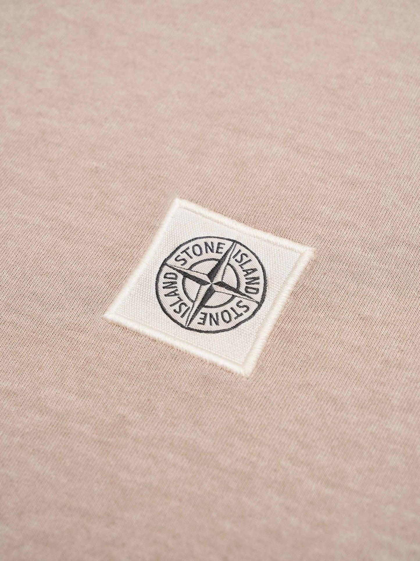 STONE ISLAND - Logo-T-Shirt mit Fissato-Effekt für Herren in Sand-Beige - Sand Beige