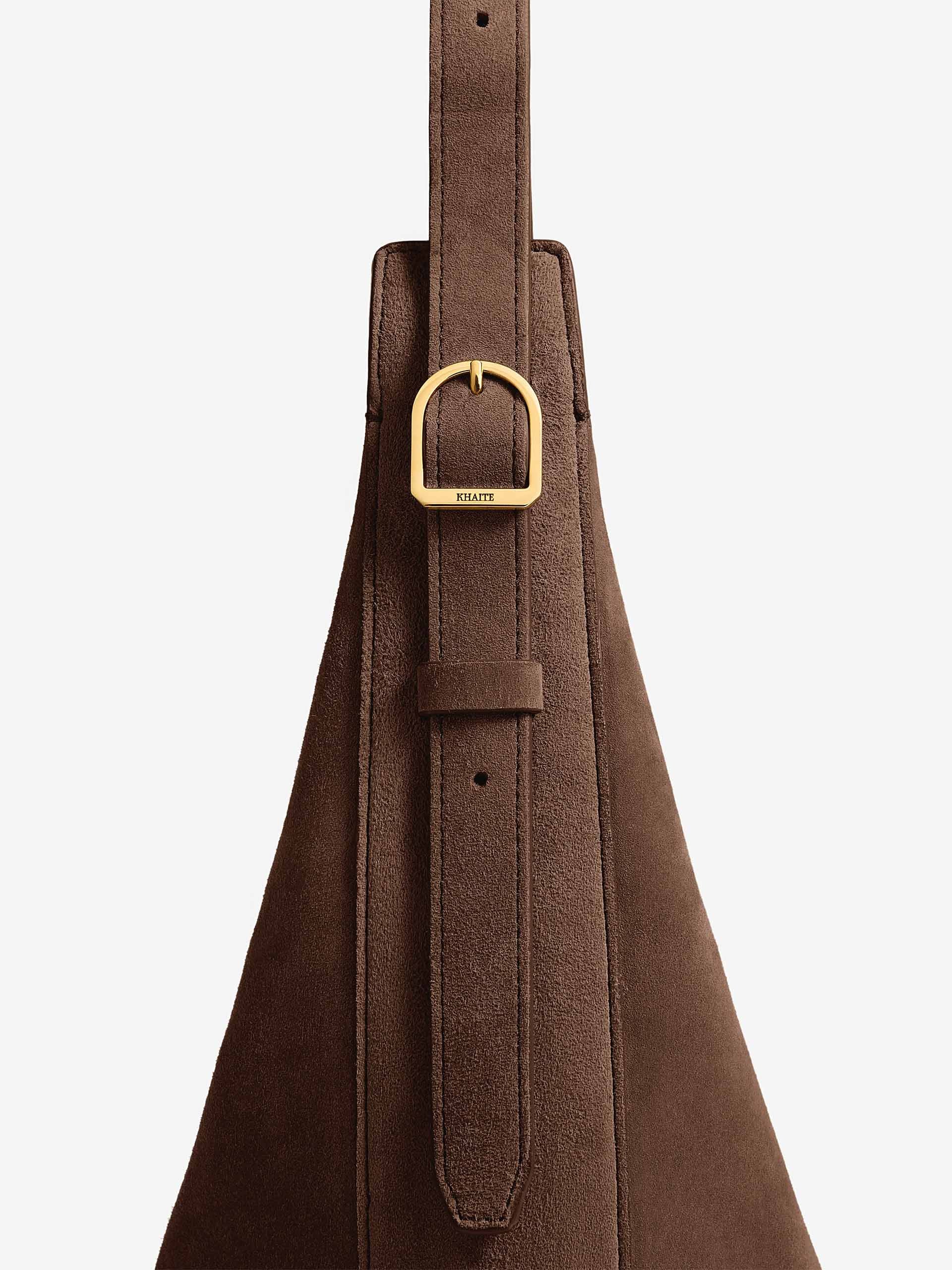 KHAITE - Crossbody-Bag Augustina Small aus Veloursleder in Braun - Brown Suede