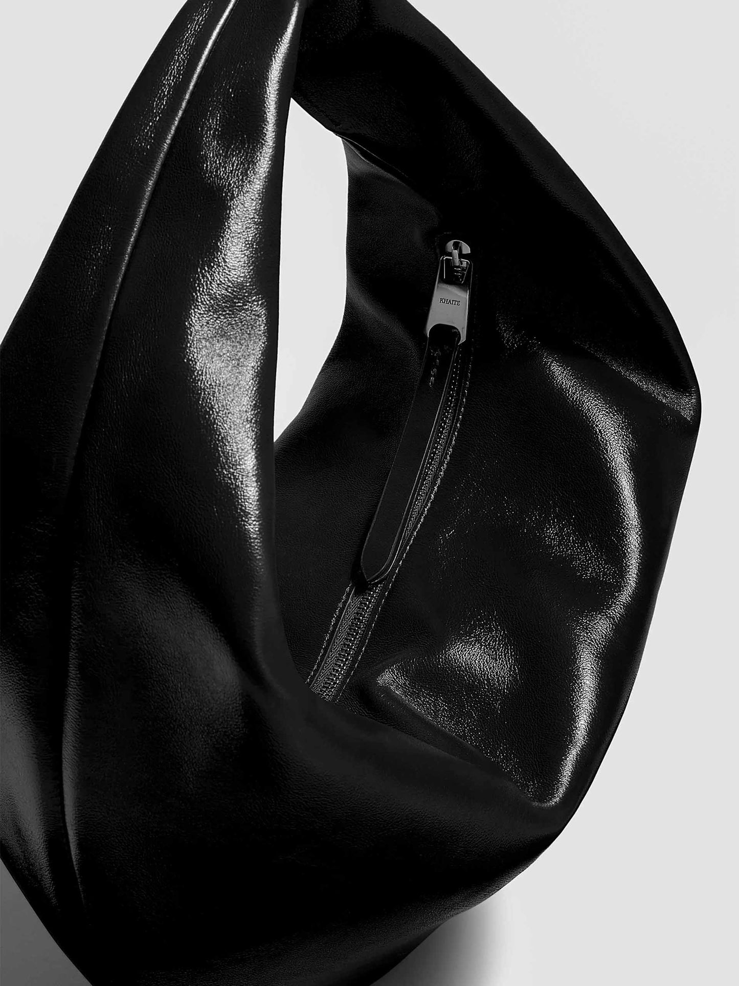 KHAITE - Hobo-Bag Olivia Medium aus Leder in Schwarz - Black