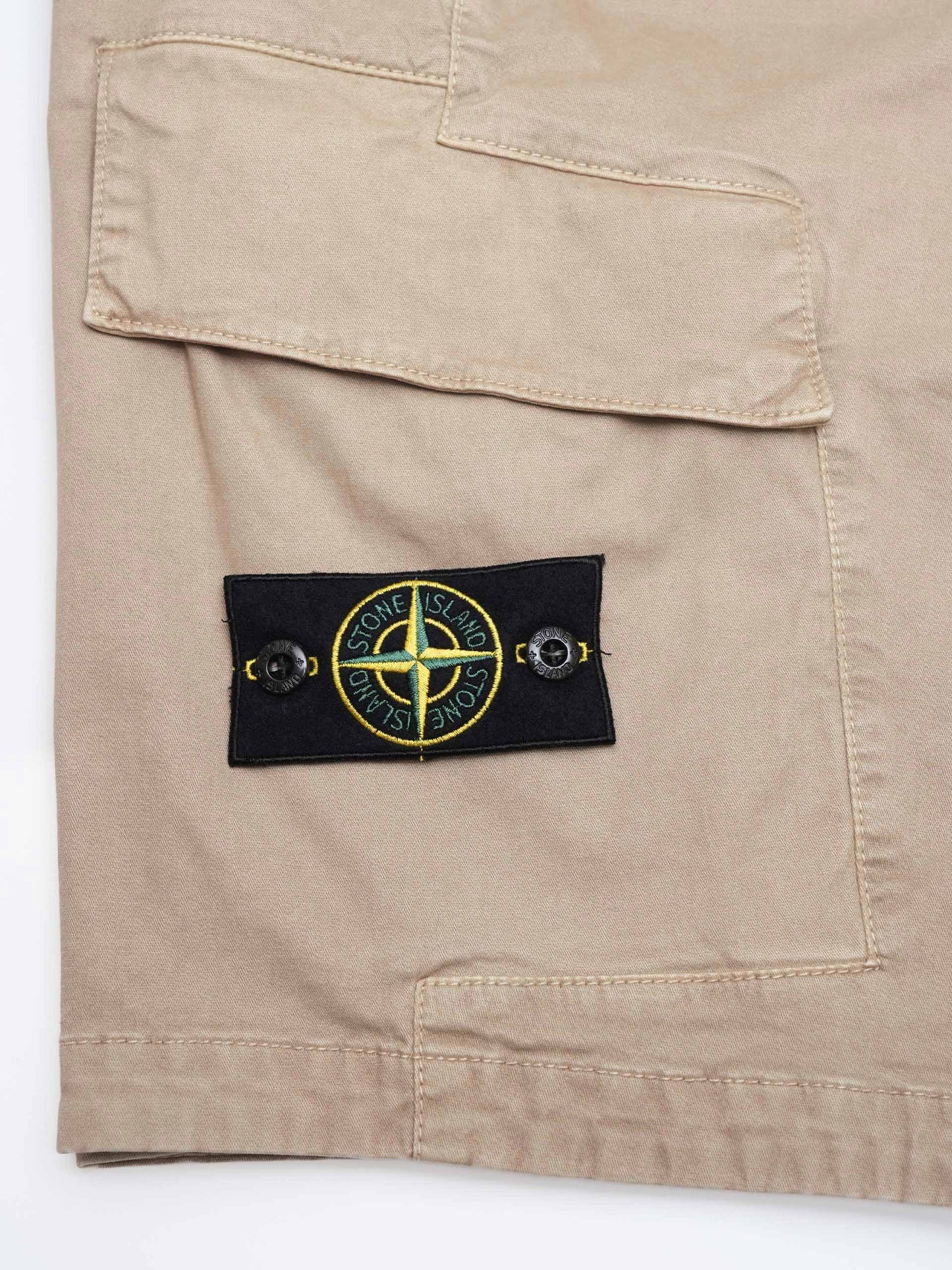 STONE ISLAND - Cargoshorts mit Logo-Patch für Herren in Sand Beige