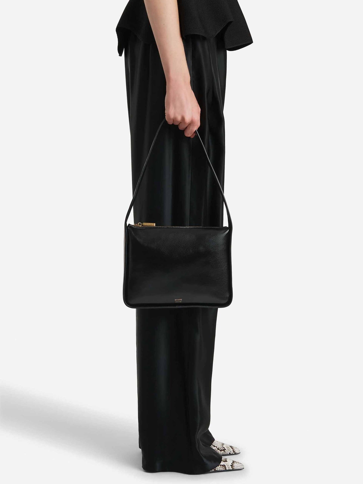 KHAITE - Schultertasche Lori Squared aus Leder Schwarz - Black