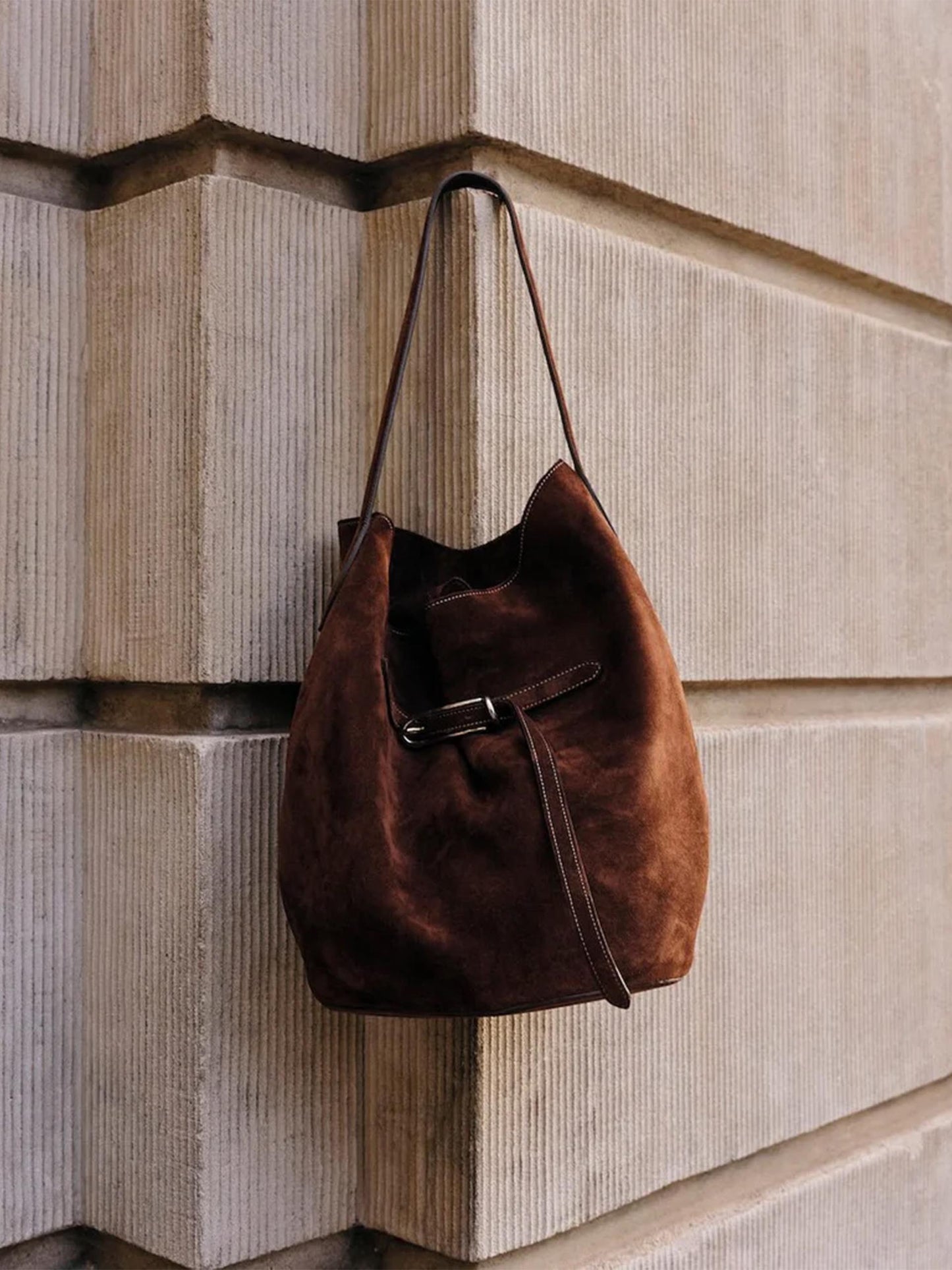 LIFFNER - Tasche Belted Large Bucket Bag Suede Dunkelbraun - Dark Brown