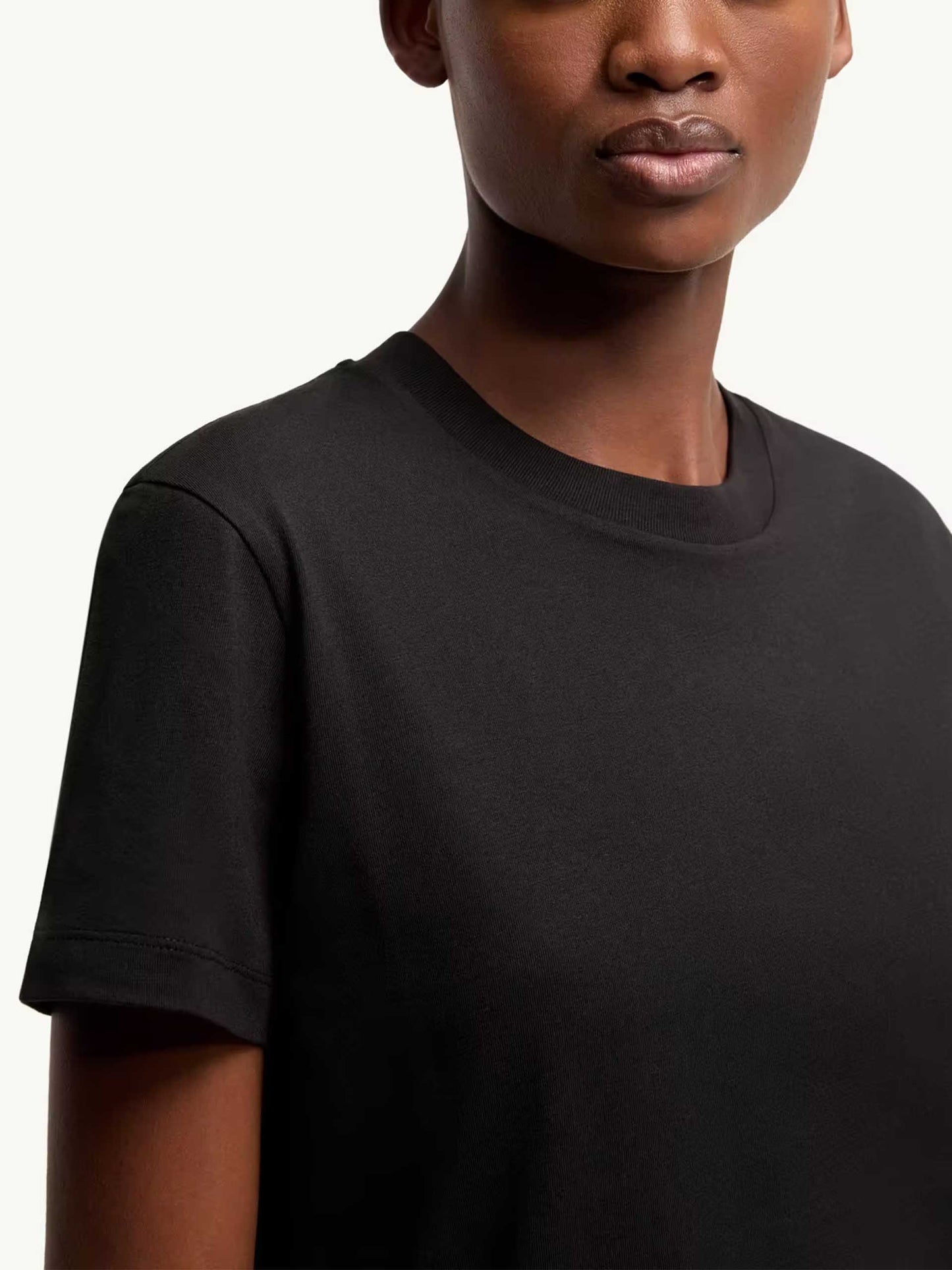 MONCLER - T-Shirt mit Logo-Stickerei für Damen Schwarz - Black