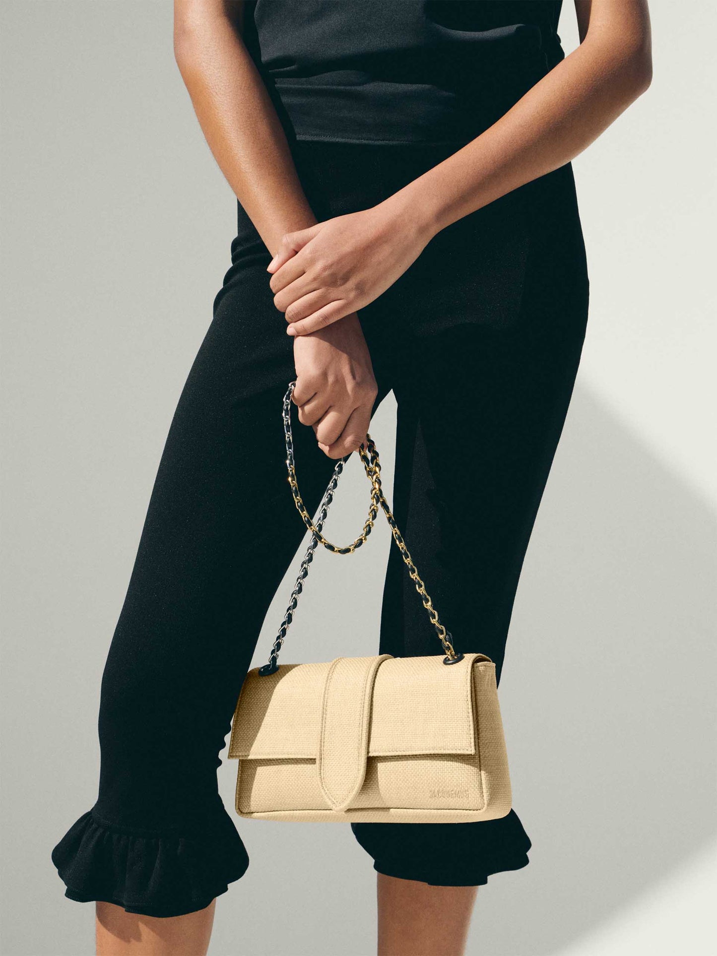 JACQUEMUS - Schultertasche Bambino Chaîne in Raffia-Optik