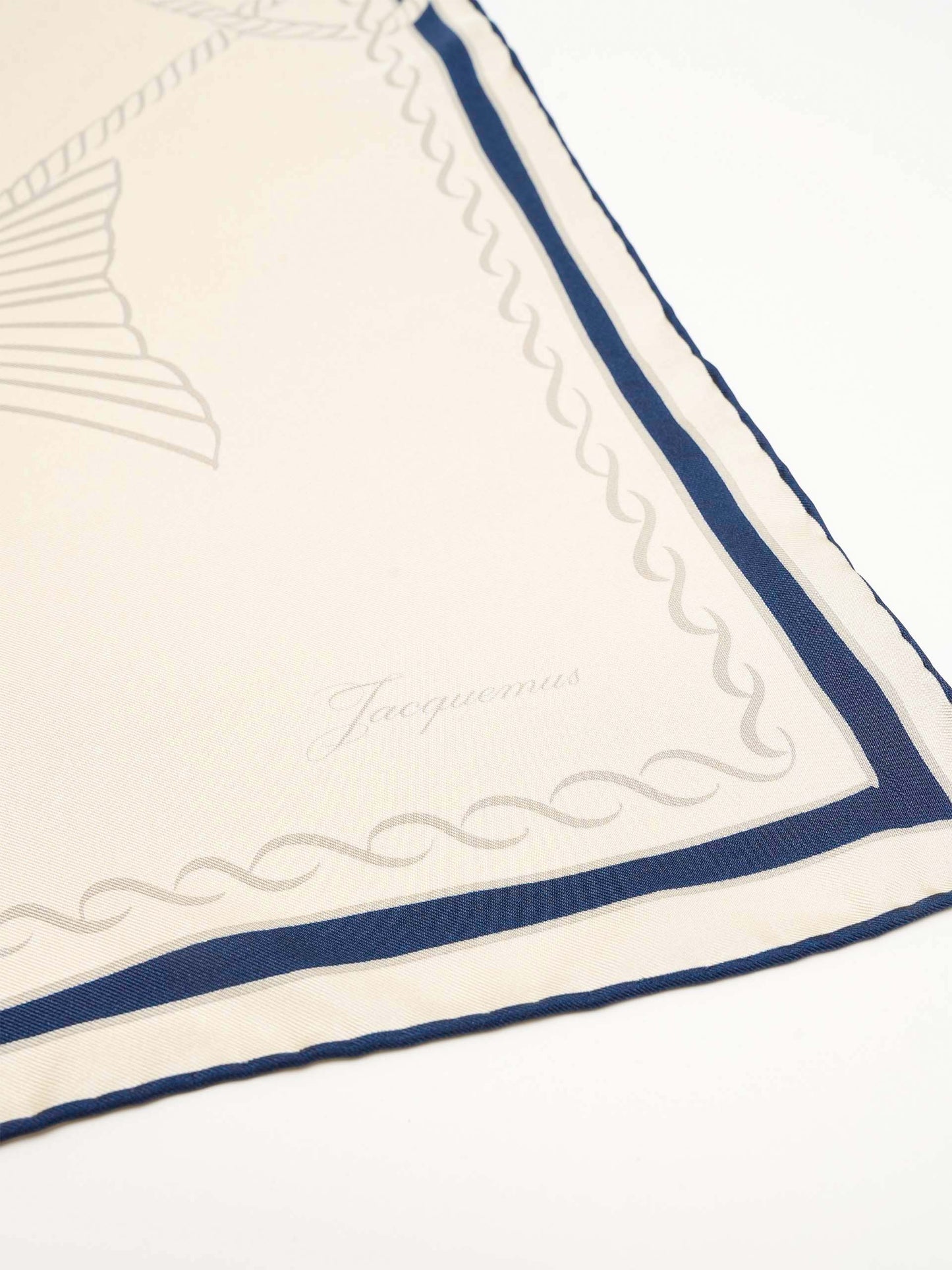 JACQUEMUS - Seidentuch Poisson mit Fisch-Motiv Ivory - Creme