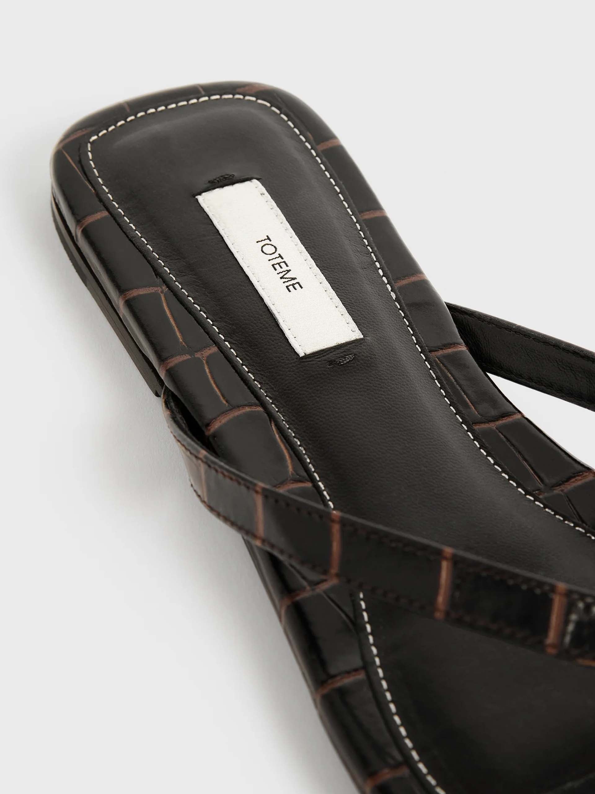 TOTEME - Flip-Flops mit Krokodilprägung für Damen