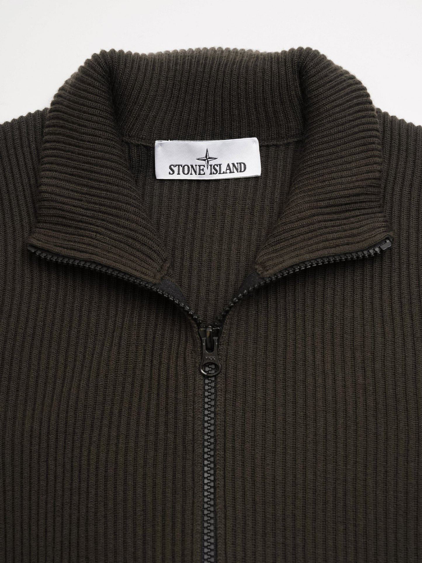 Stone Island – Gerippte Strickjacke mit Logo-Patch für Herren Oliv-Grau - Coal Grey