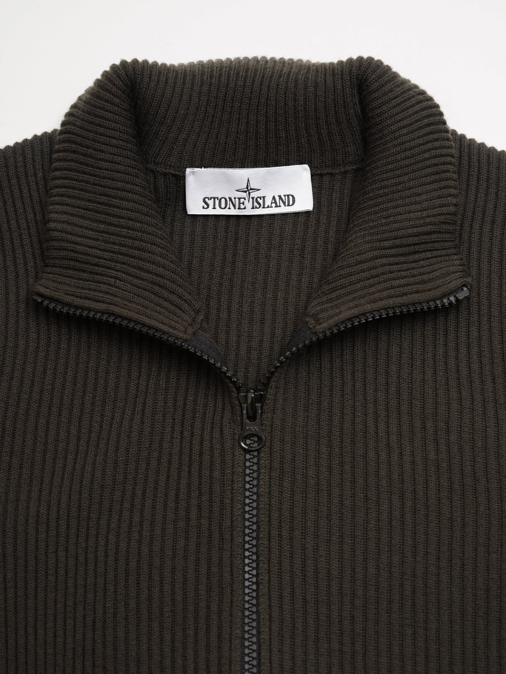 Stone Island – Gerippte Strickjacke mit Logo-Patch für Herren Oliv-Grau - Coal Grey