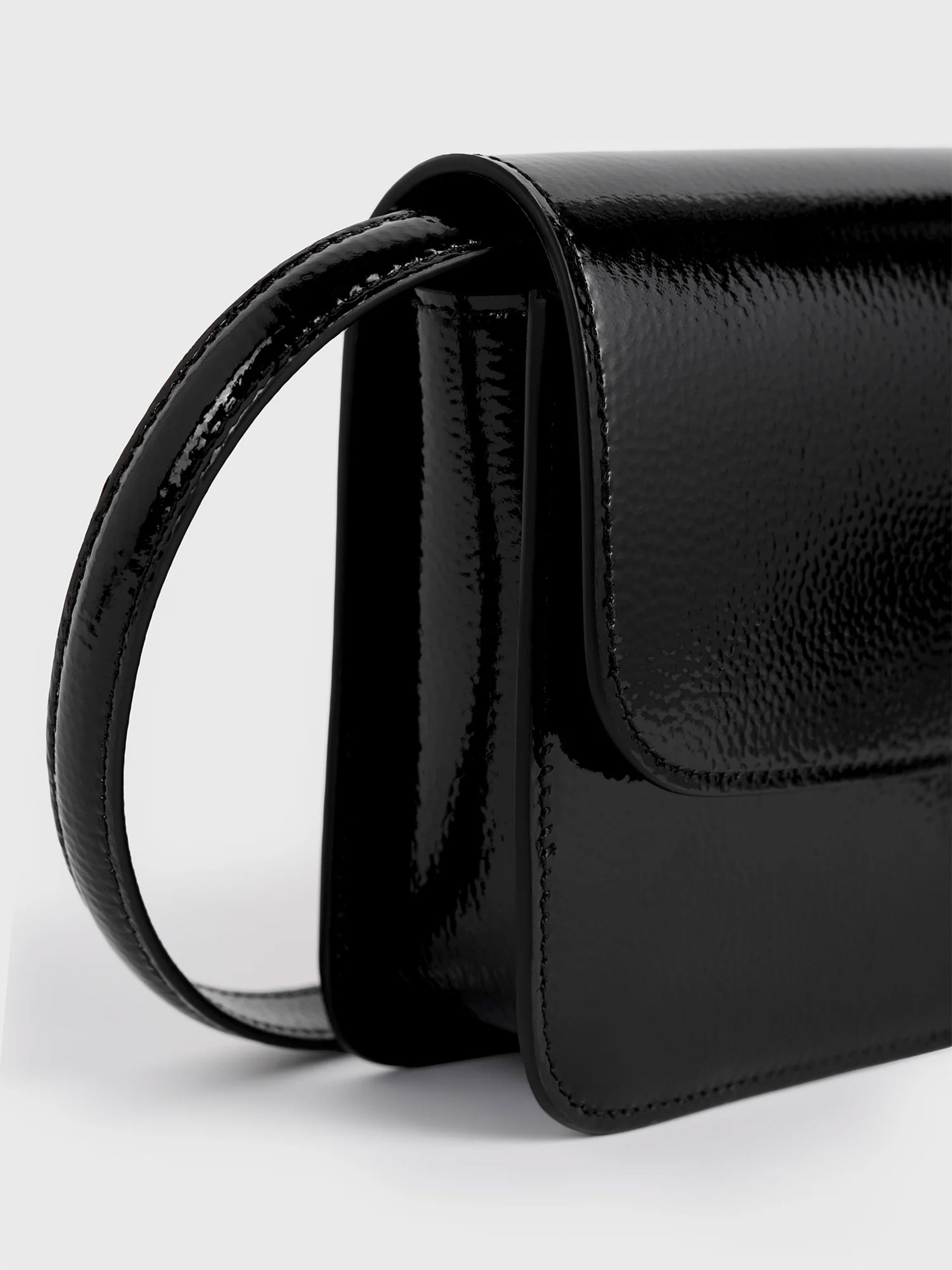 TOTEME - Umhängetasche T-Lock aus genarbtem Lackleder