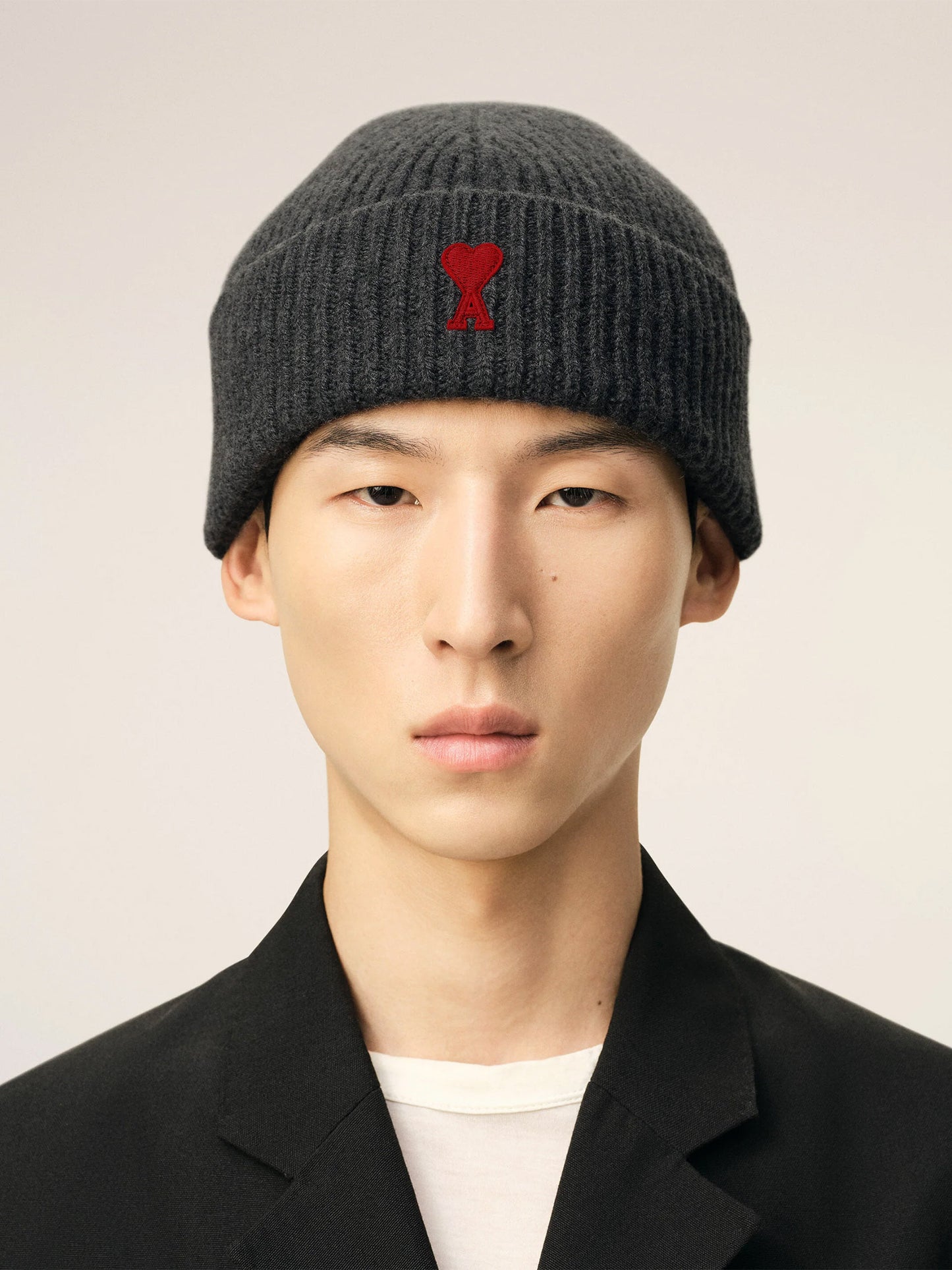 AMI PARIS - Beanie mit rotem Ami De Coeur Logo aus Merinowolle