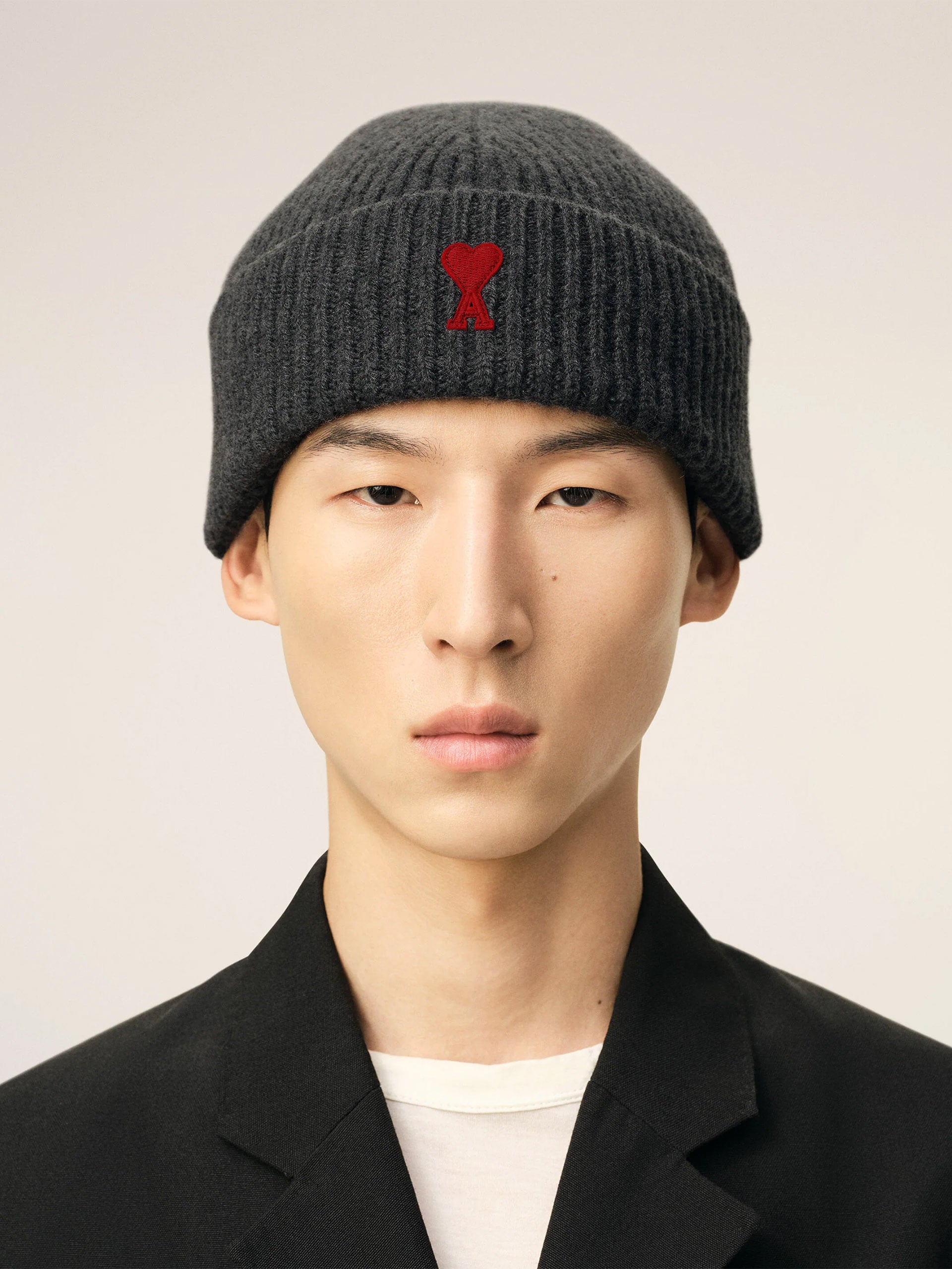 AMI PARIS - Beanie mit rotem Ami De Coeur Logo aus Merinowolle