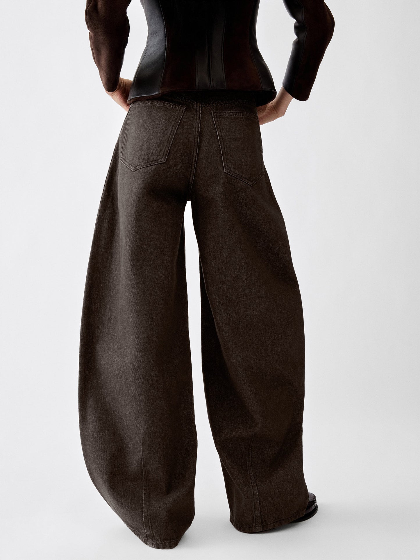 JACQUEMUS - High-Rise Barrel-Leg Jeans Ovalo für Damen